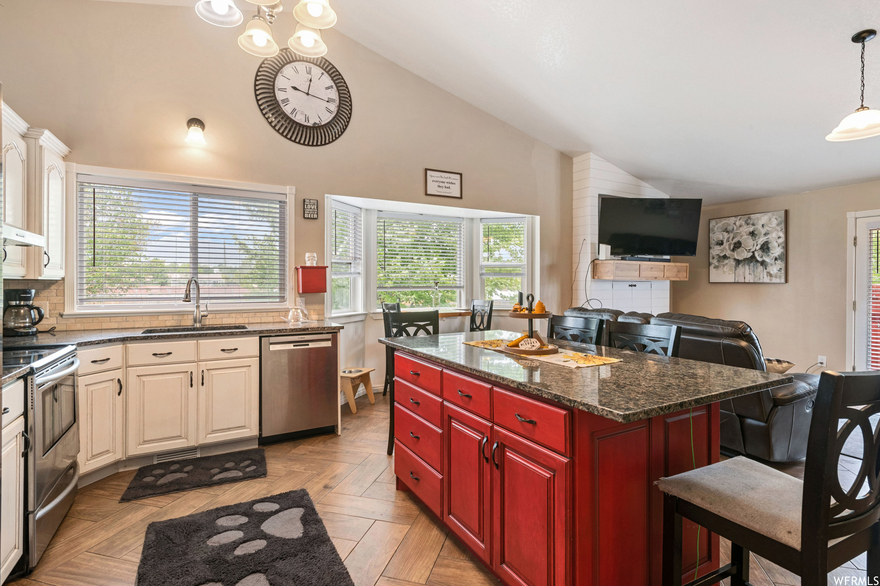 5550 W Wildberry Cir Salt Lake City UT 84118 570,000