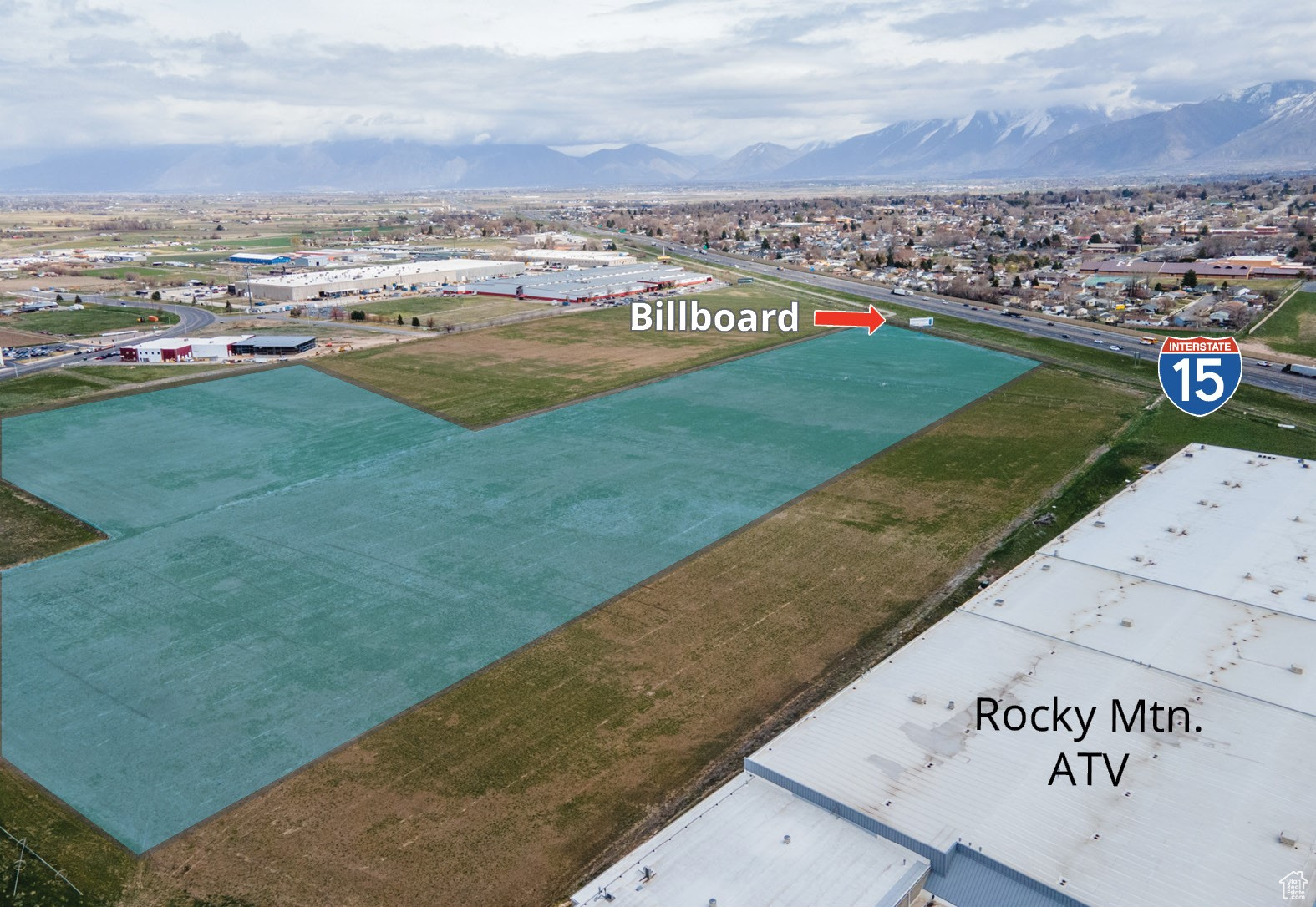 Drone / aerial view featuring a mountain view