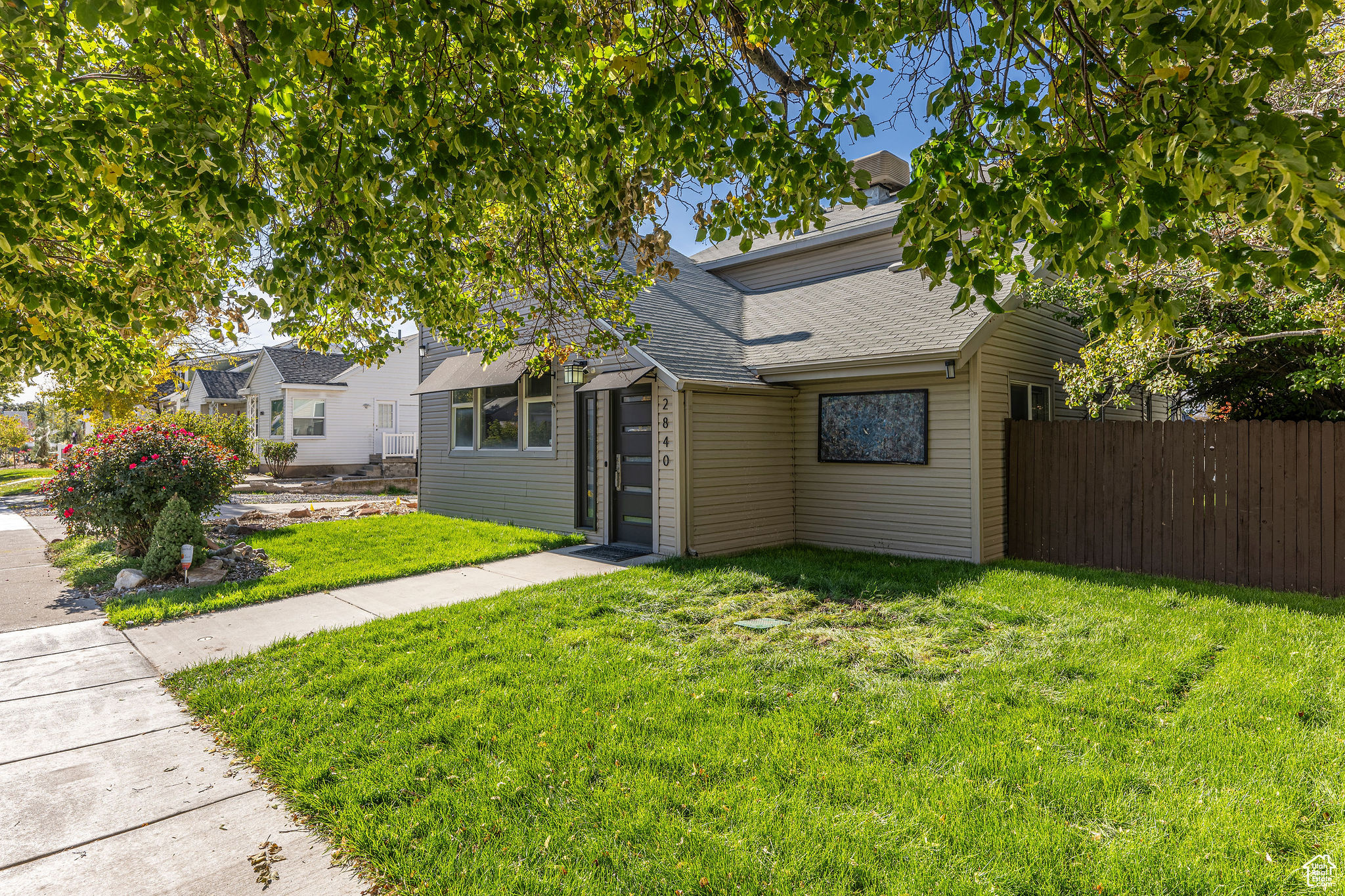 View of front of property featuring a front yard