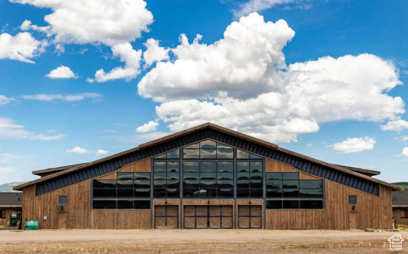 world-class Equestrian Center, This private boarding and training facility offers a wealth of amenities, including indoor and outdoor arenas, private horse stables with heated stalls, dedicated washing and grooming areas.