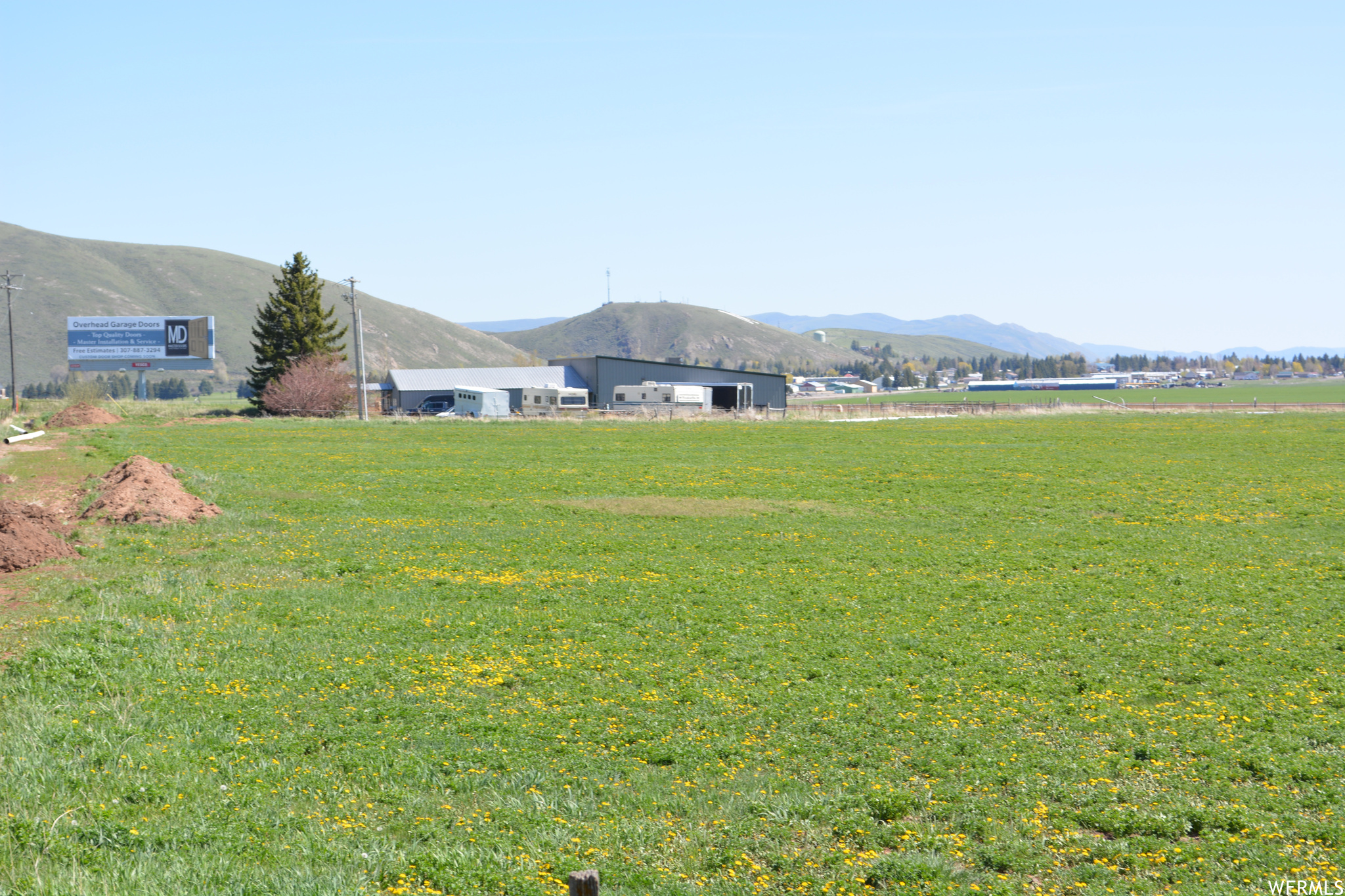 View of yard featuring a mountain view