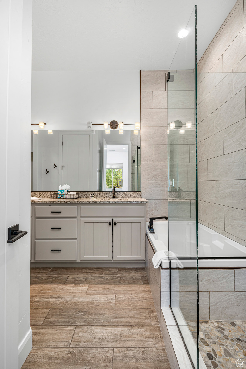 Bathroom with independent shower and bath and oversized vanity