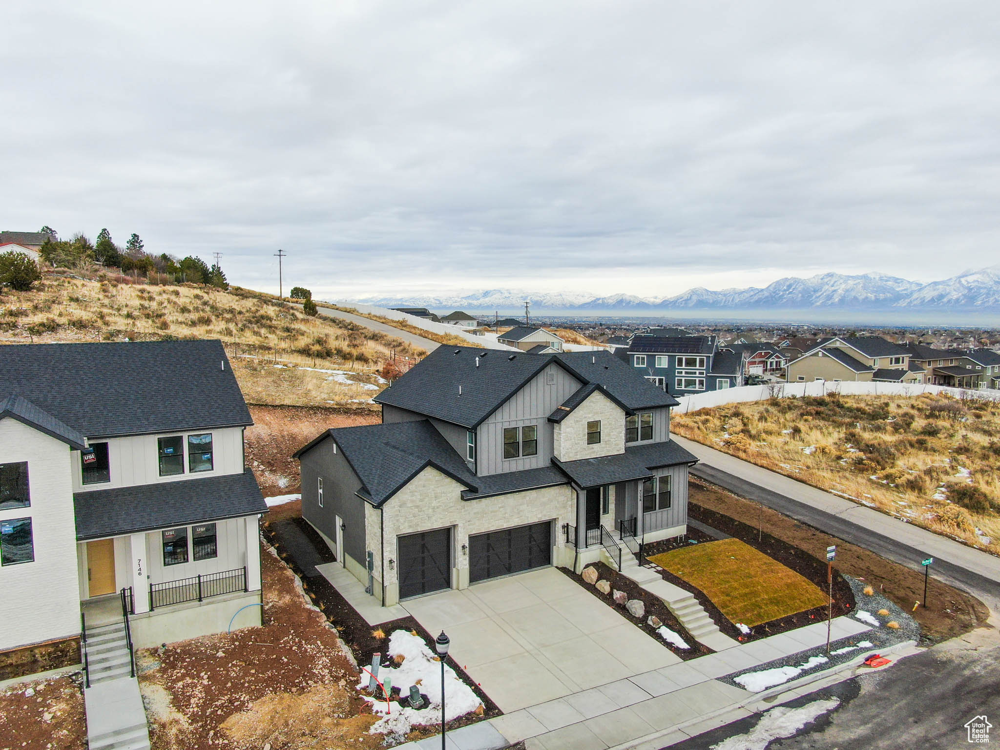 Bird's eye view featuring a mountain view