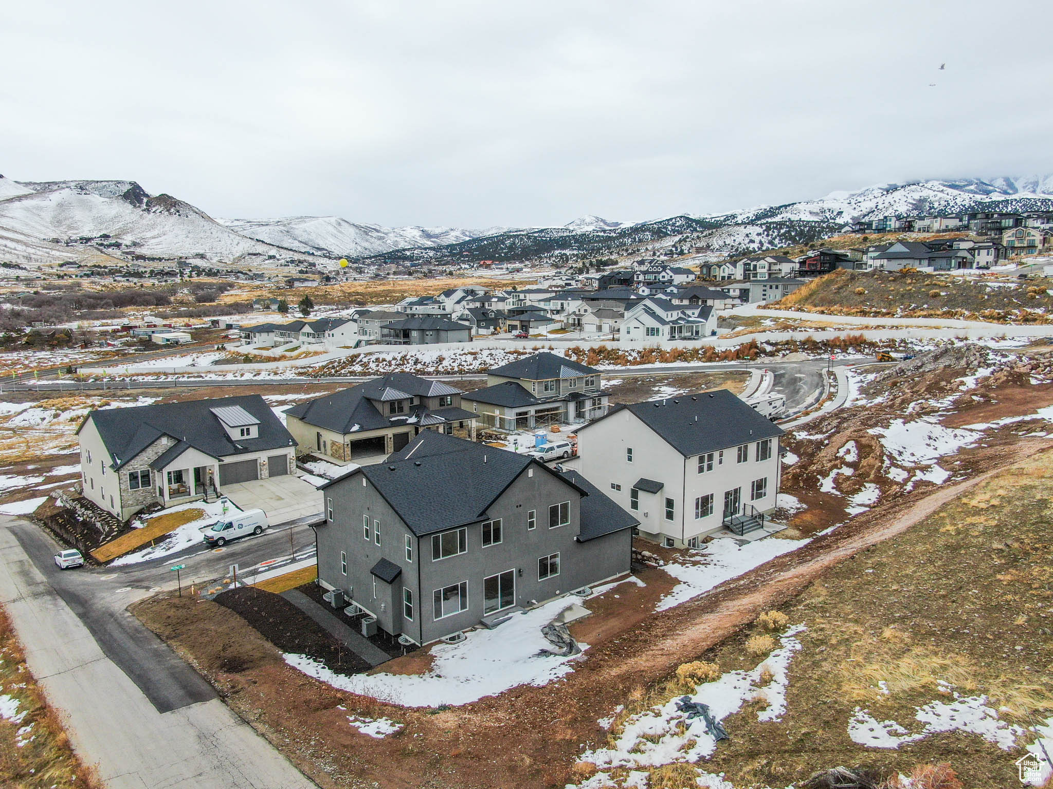 Snowy aerial view featuring a mountain view