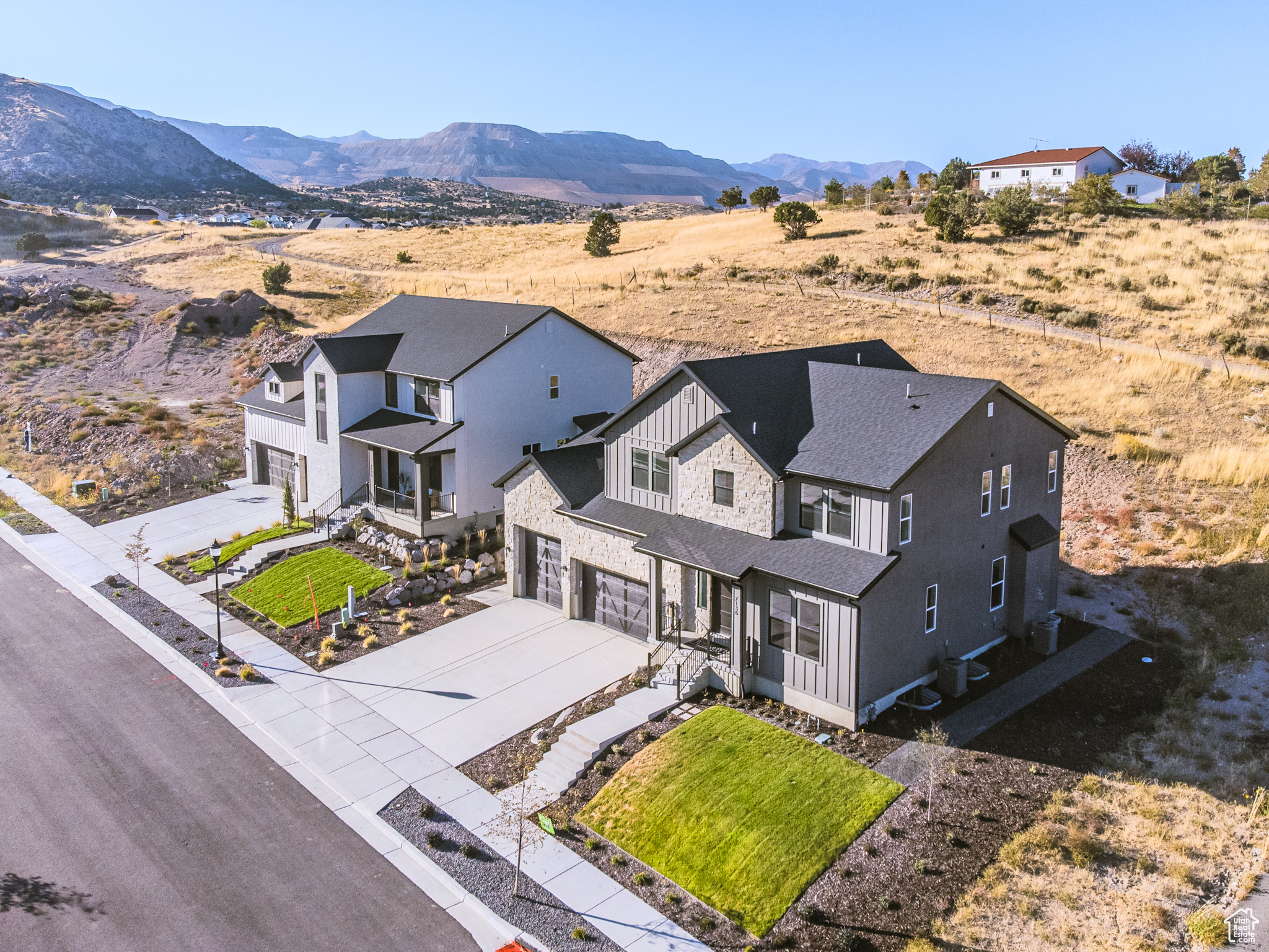 Birds eye view of property featuring a mountain view