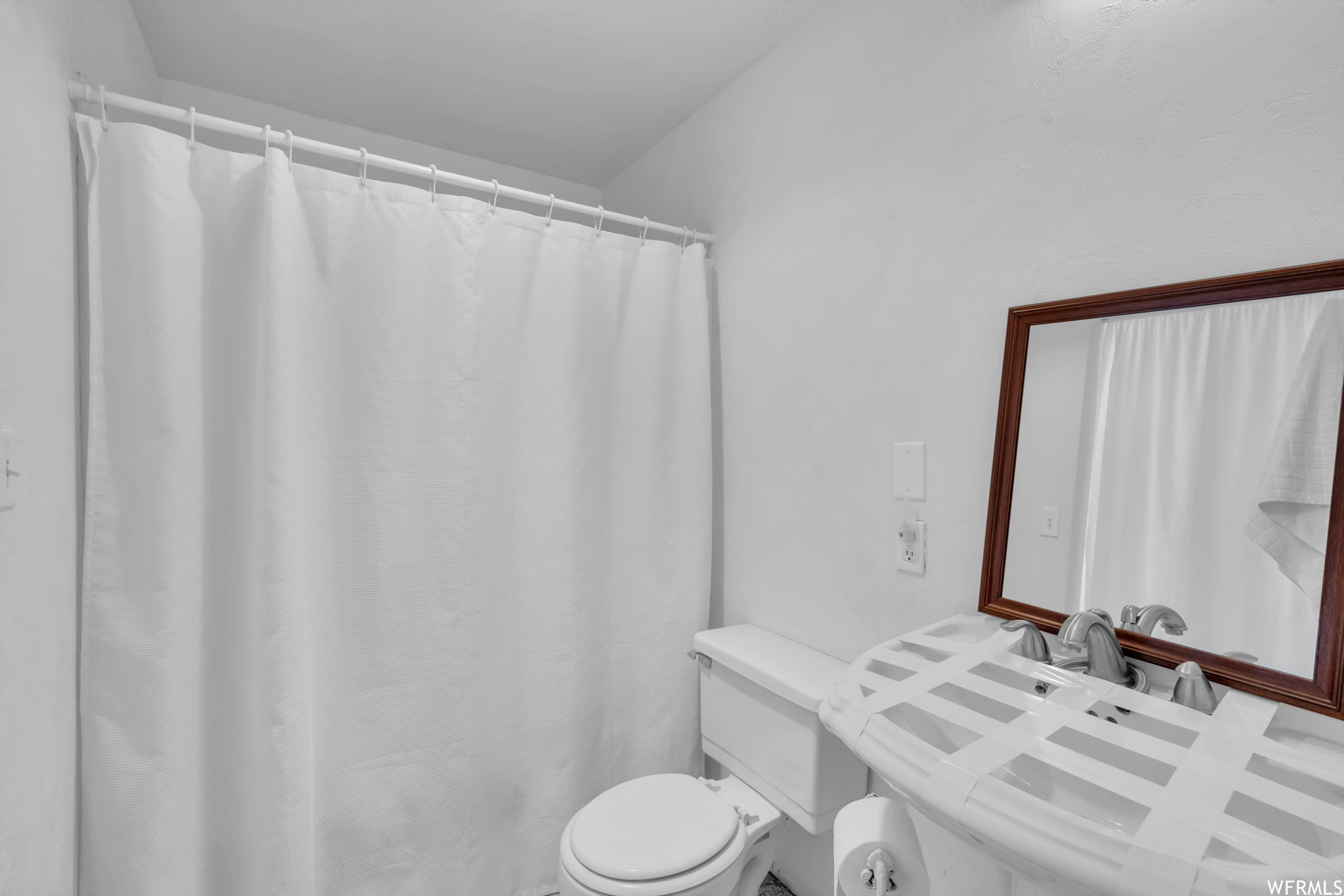 Bathroom with mirror and washbasin
