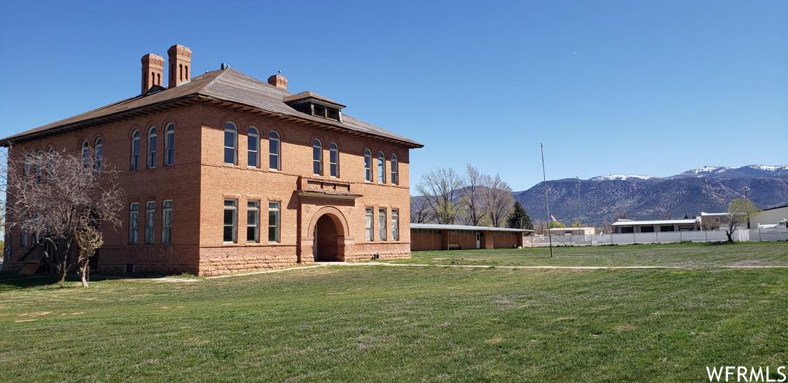 View of front facade with a front yard and a mountain view
