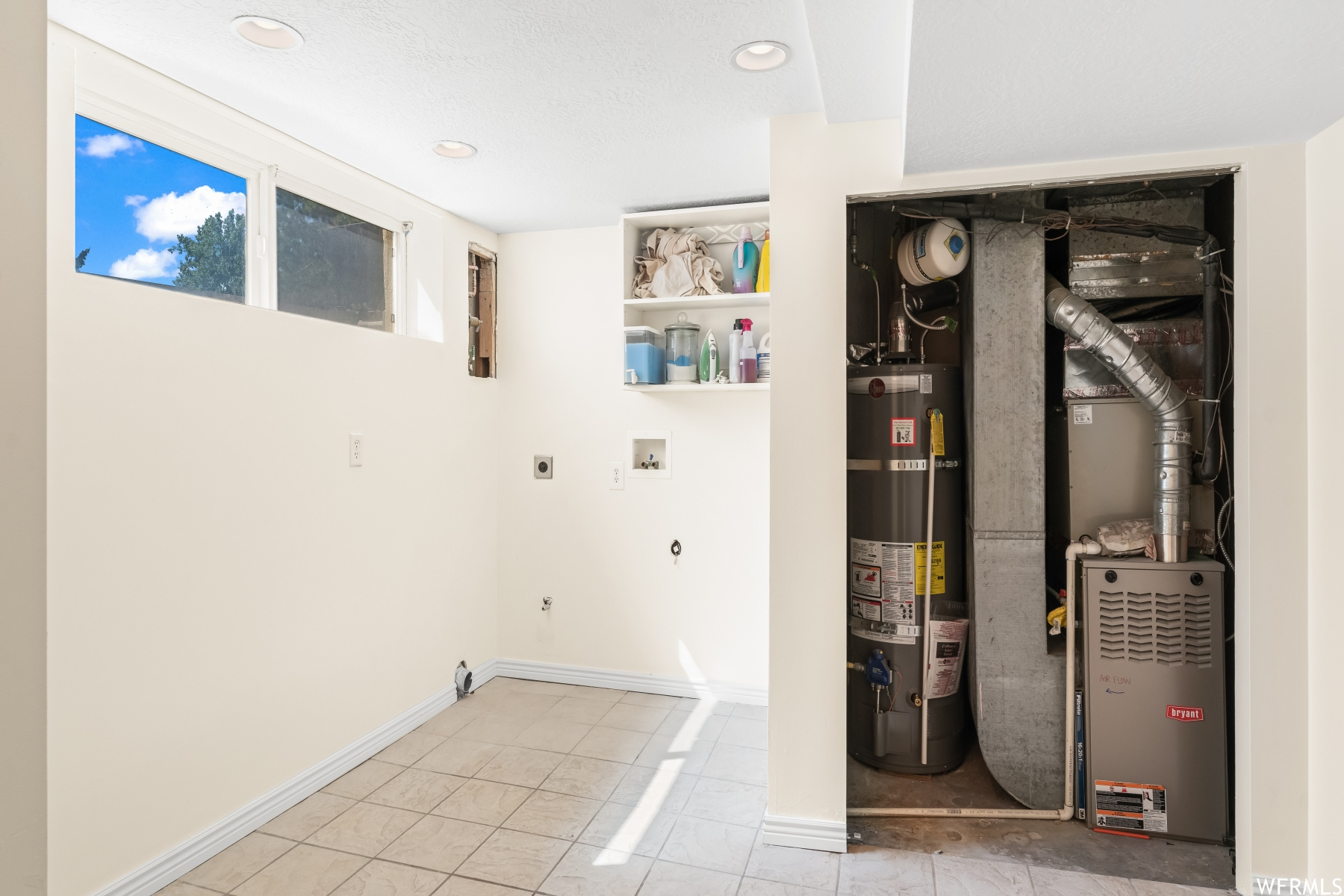 Utility room/Laundry area featuring gas water heater