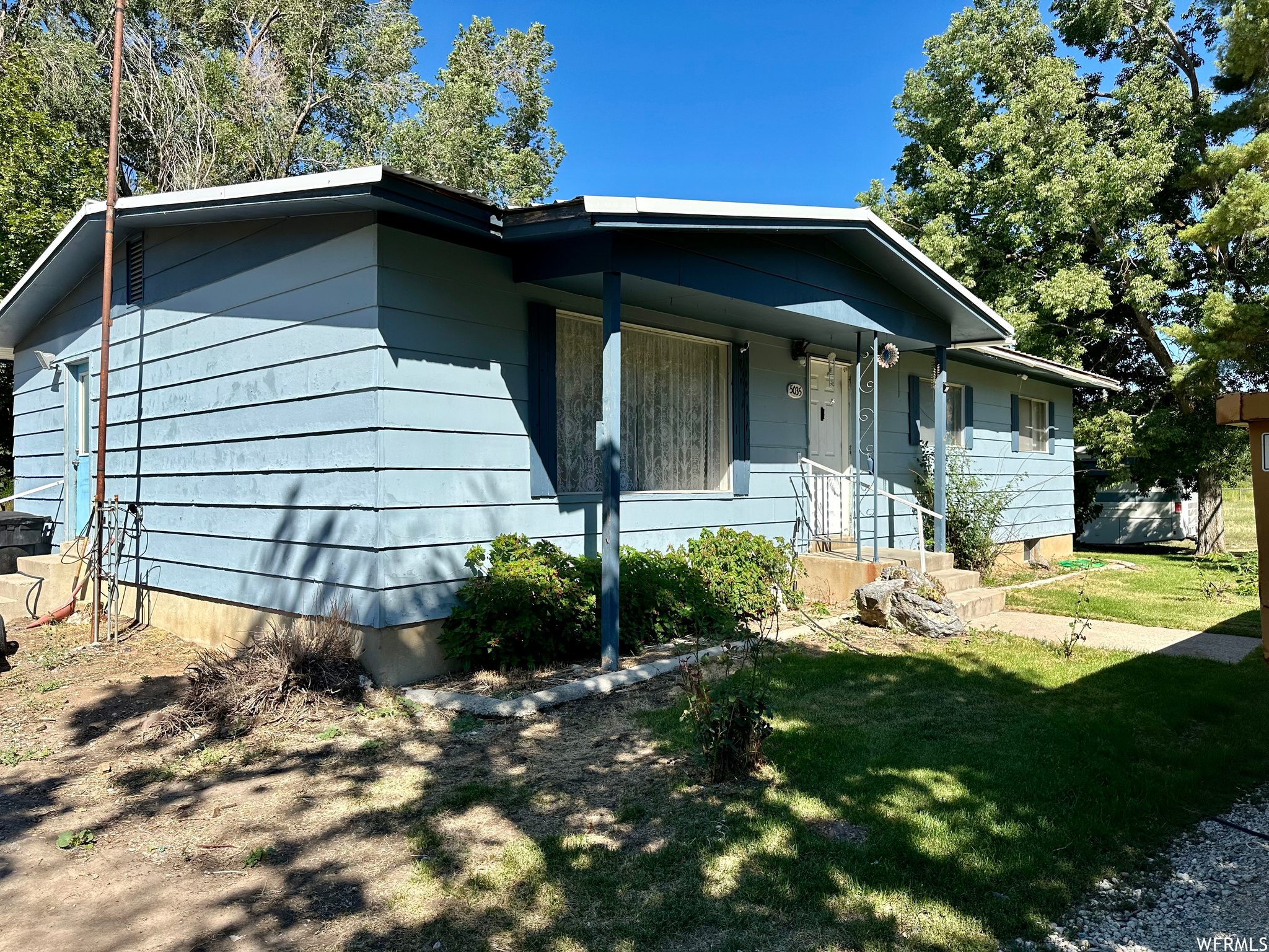 View of front facade with a front yard