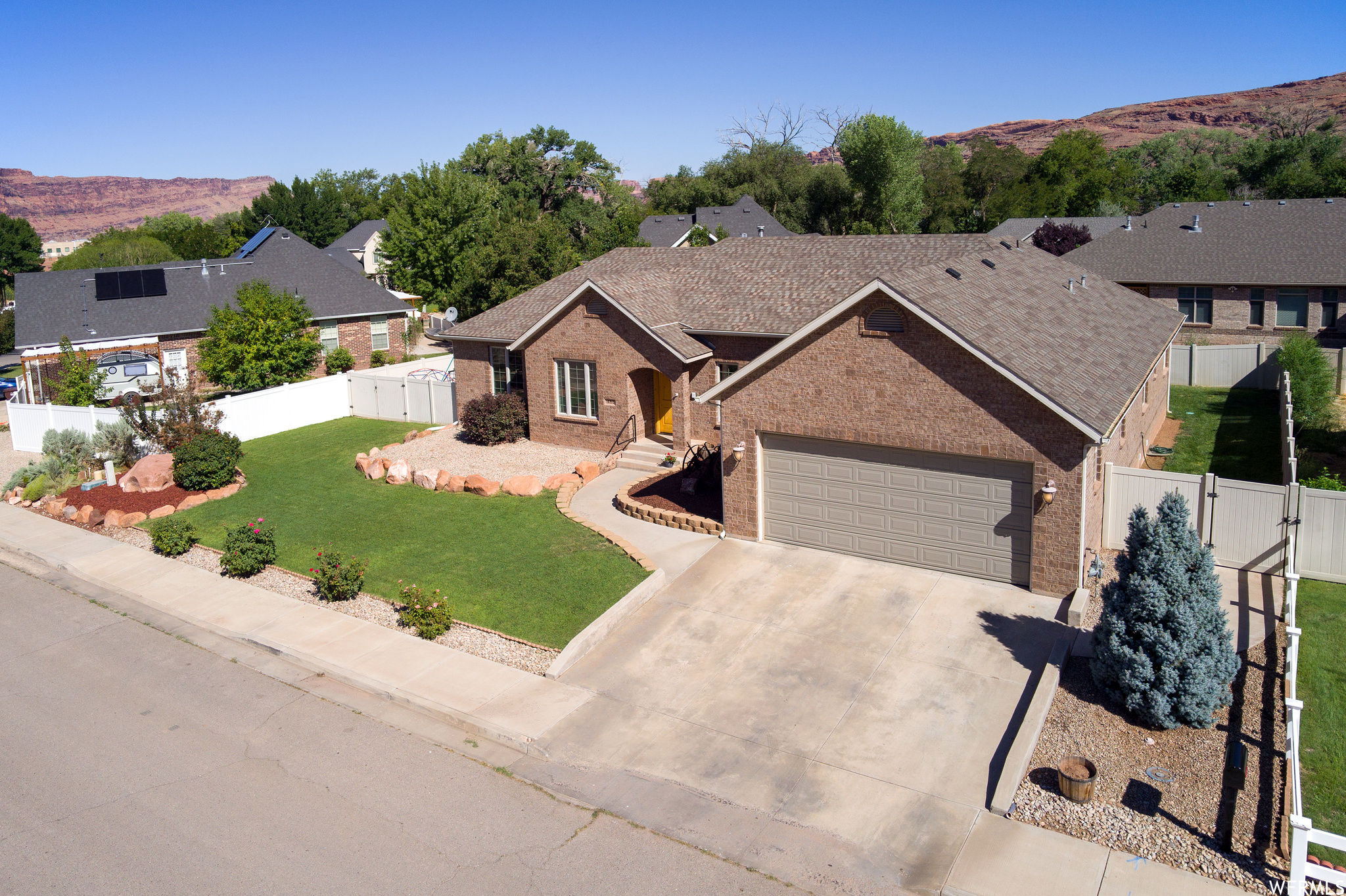 View of front of house featuring garage and a front yard