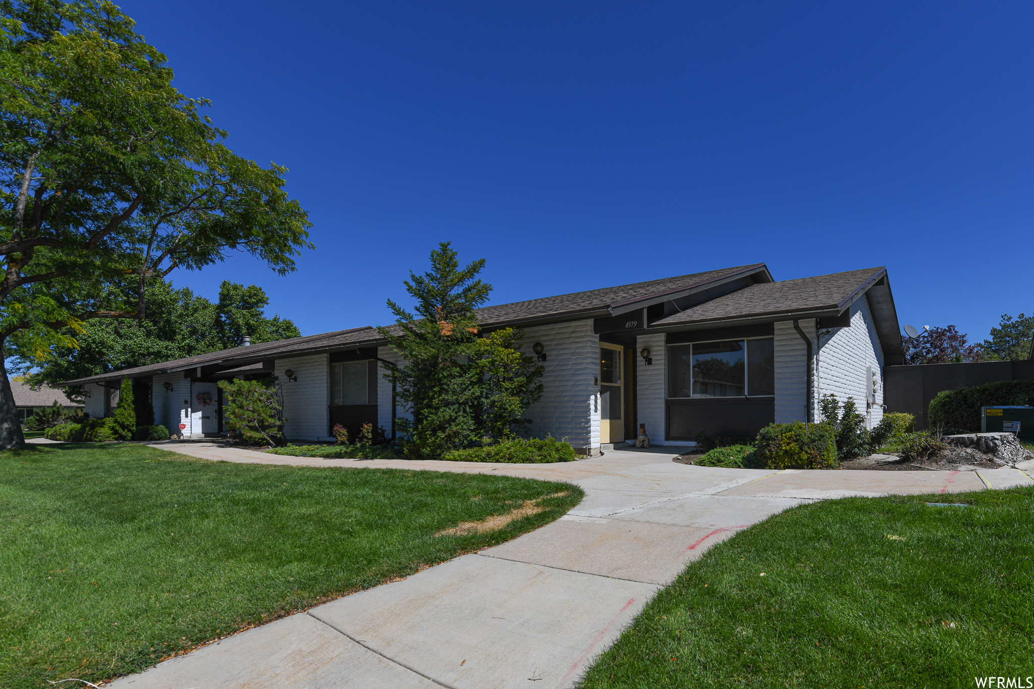 4979 S Beaverbrook Ln Salt Lake City UT 84117 430,000