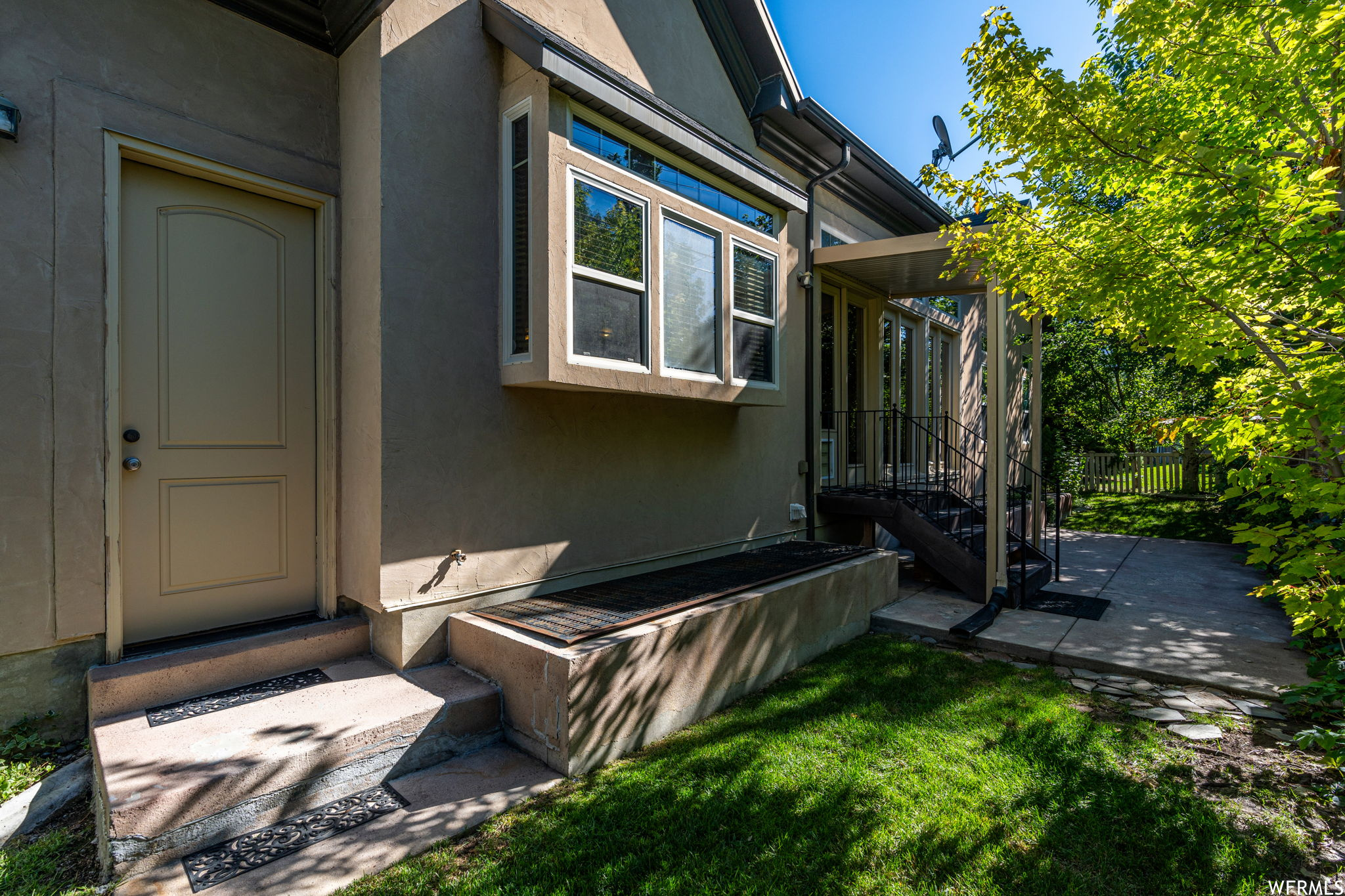 Property entrance featuring a patio area and a yard