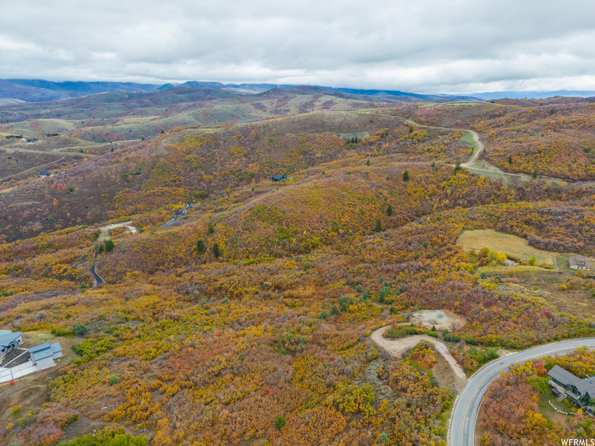 Aerial view with a mountain view