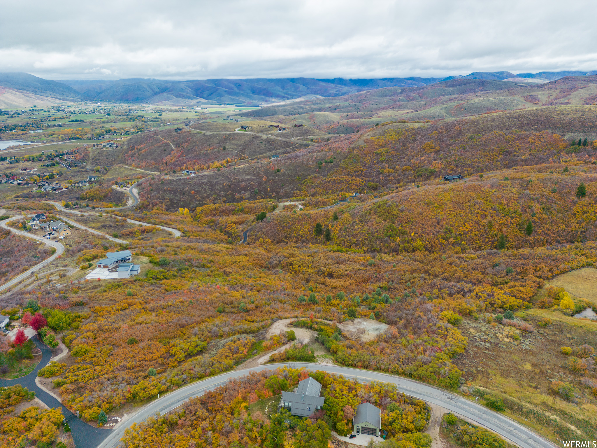 Bird's eye view with a mountain view