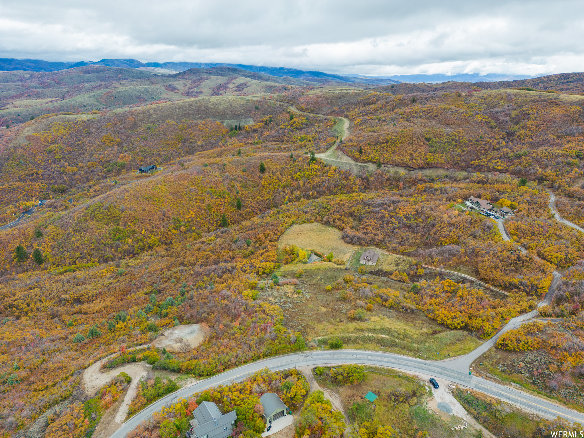 Bird's eye view with a mountain view