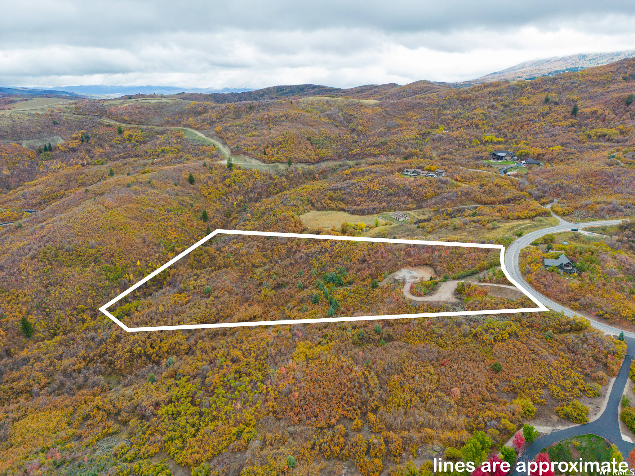 Drone / aerial view featuring a mountain view