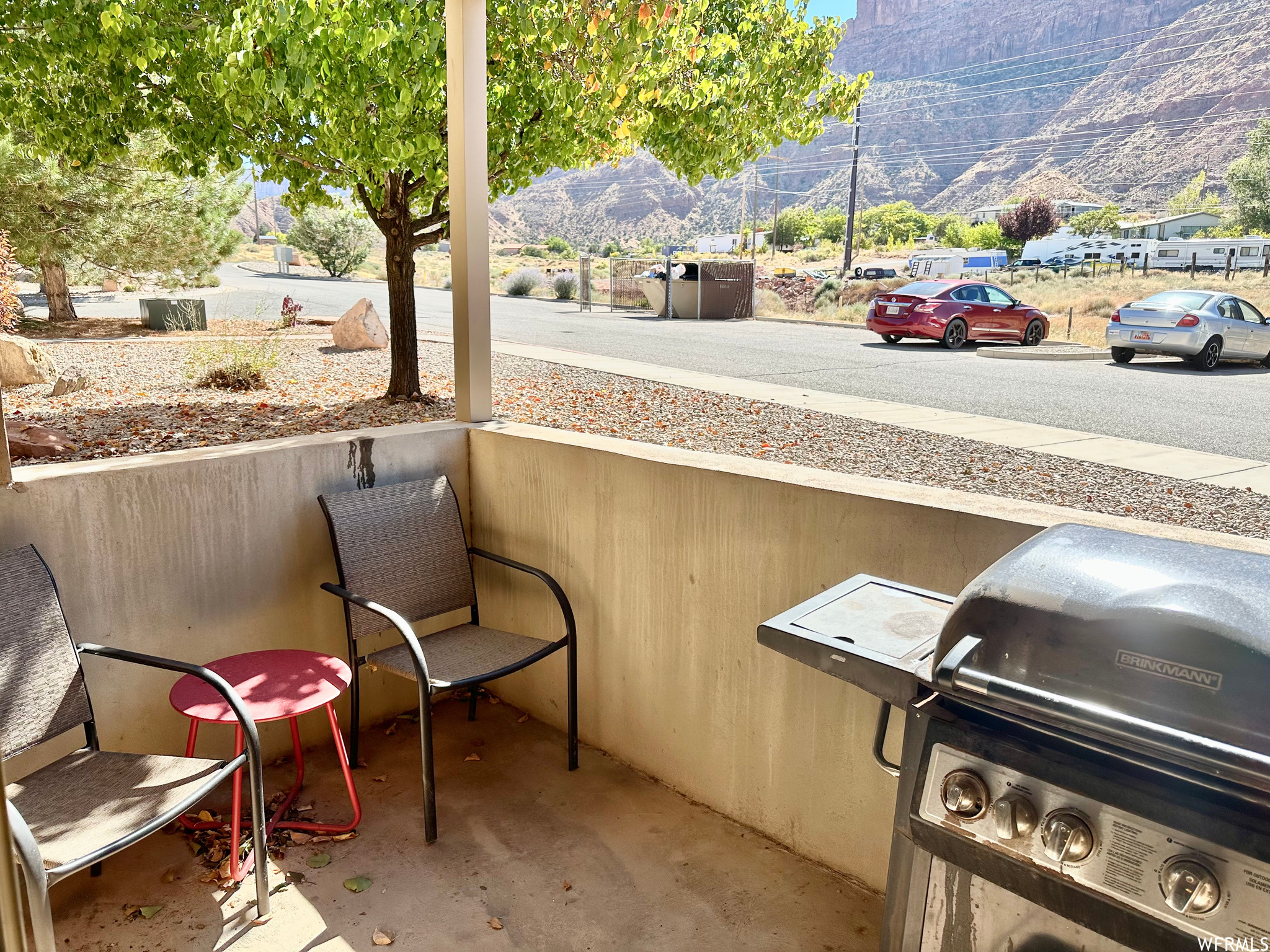 Balcony with a grill and a mountain view