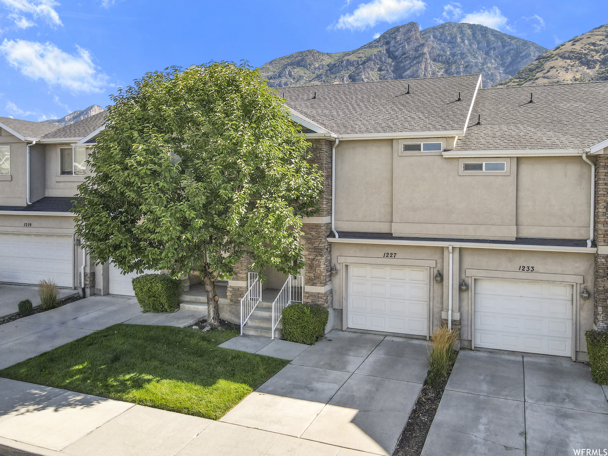Townhome / multi-family property featuring a mountain view and a garage
