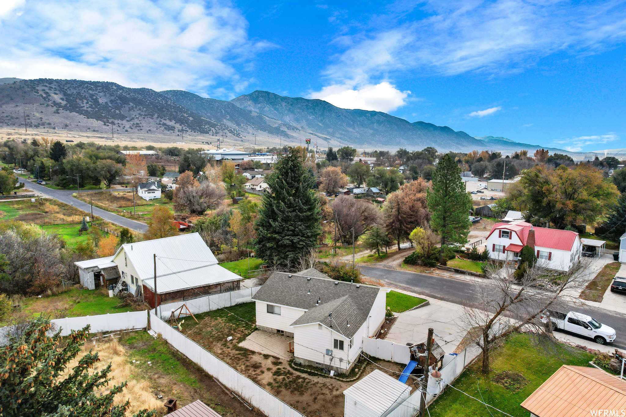 Drone / aerial view featuring a mountain view