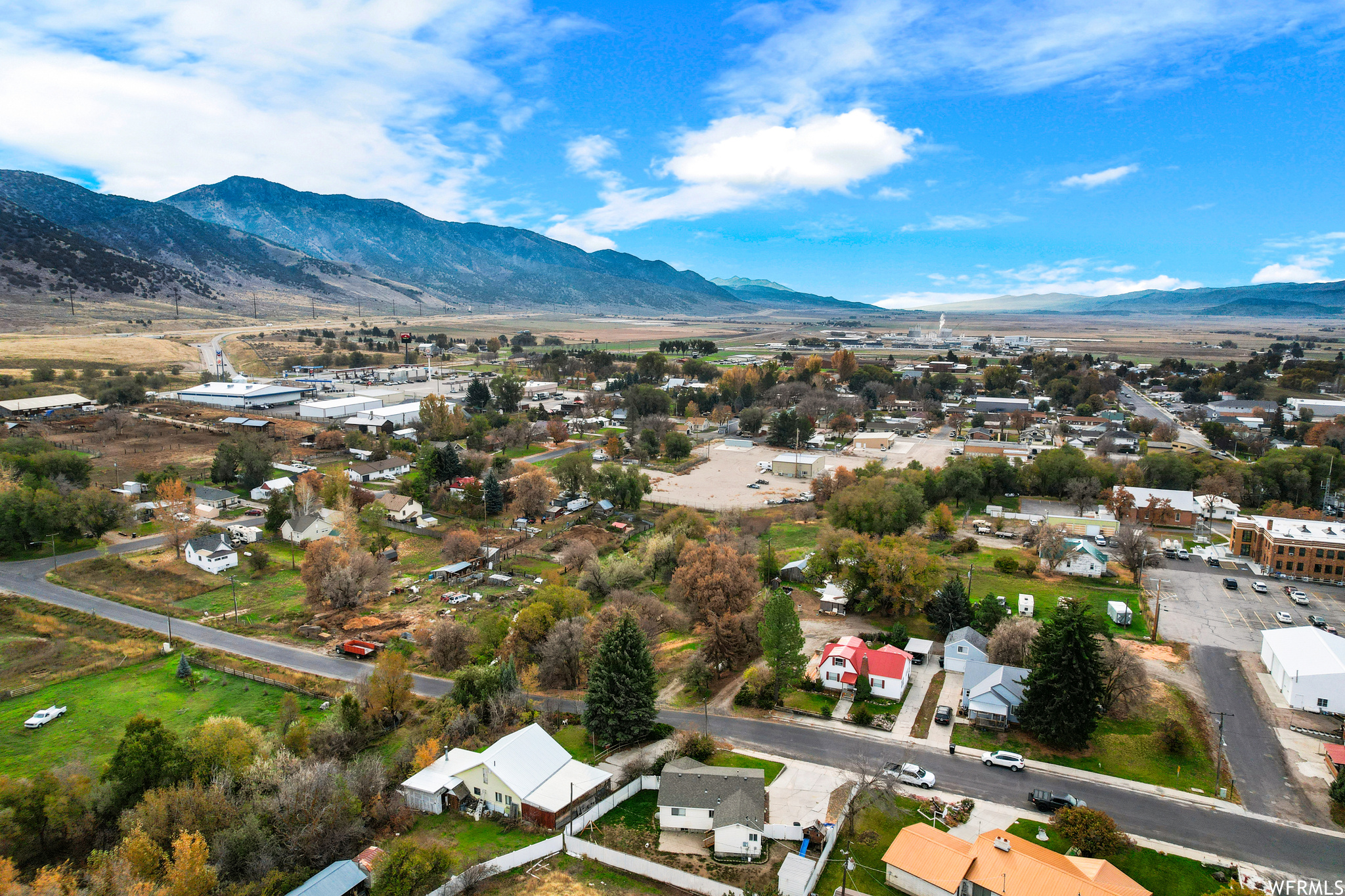 Bird's eye view with a mountain view