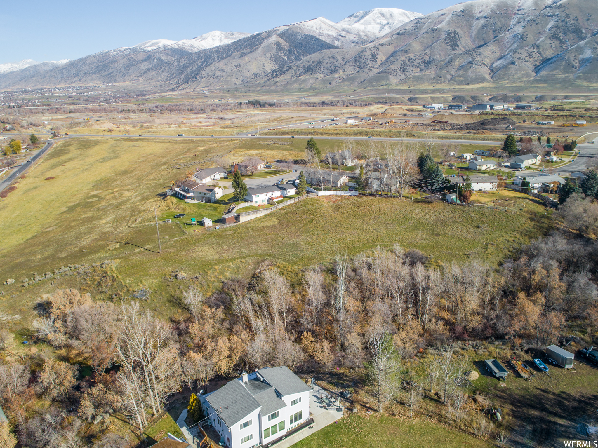 Bird's eye view with a mountain view