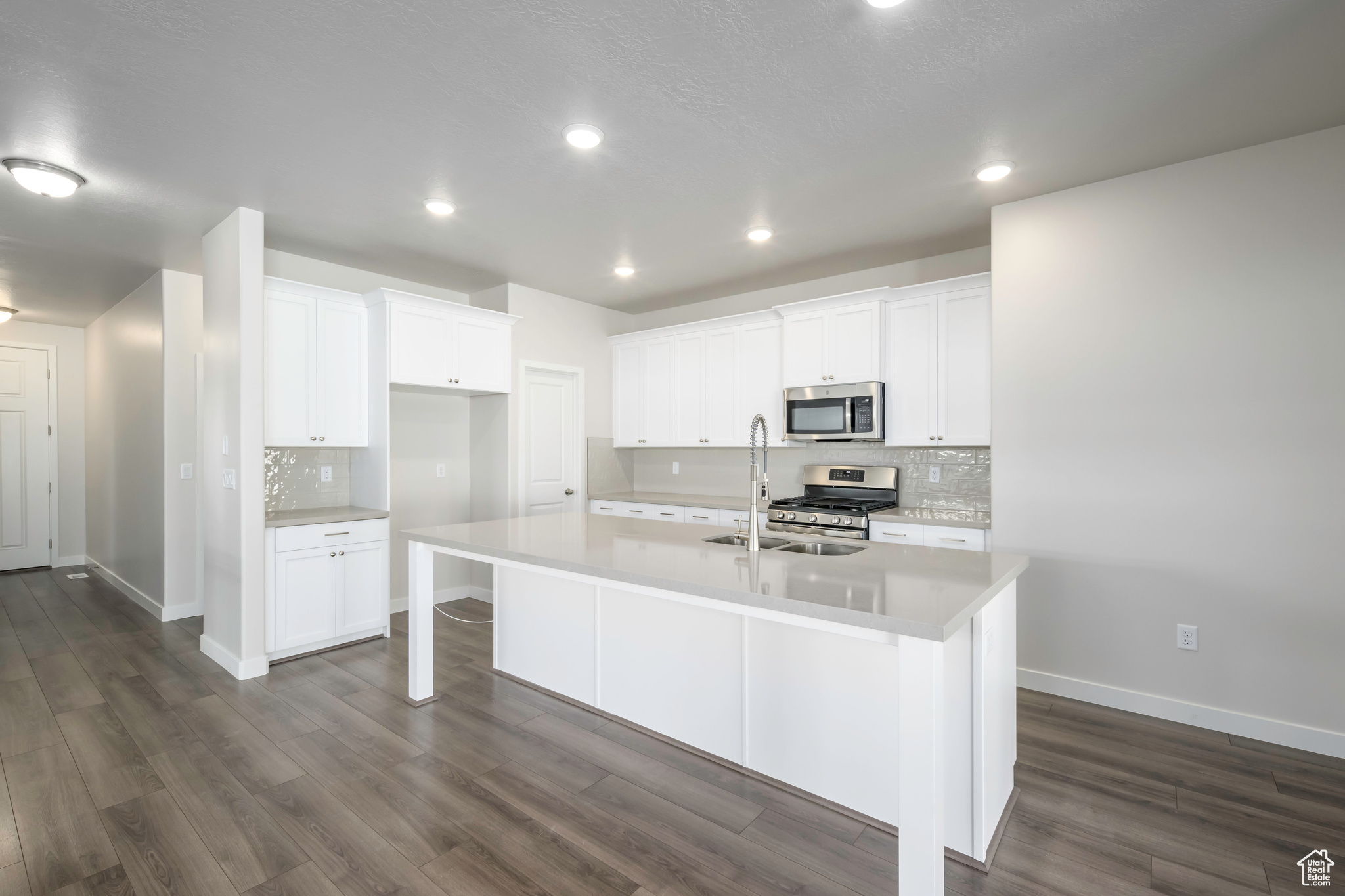 EXPANSIVE KITCHEN