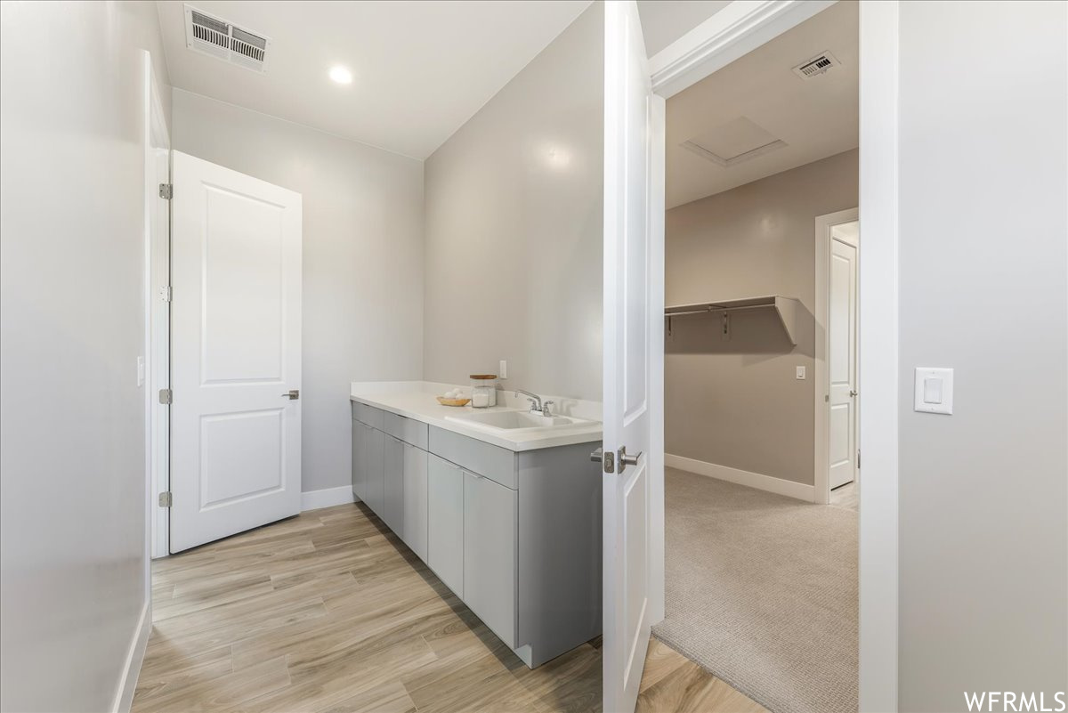 Laundry room with direct access to the primary closet