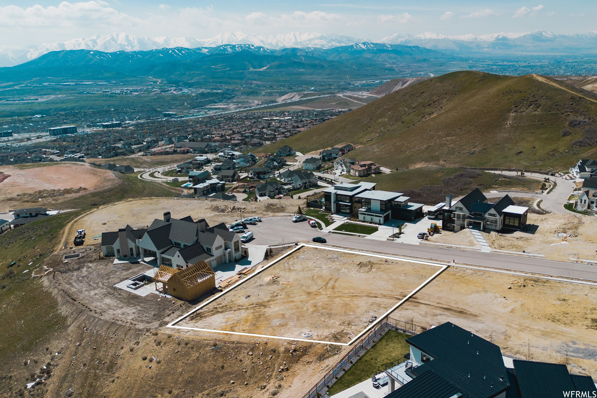 Drone / aerial view featuring a mountain view