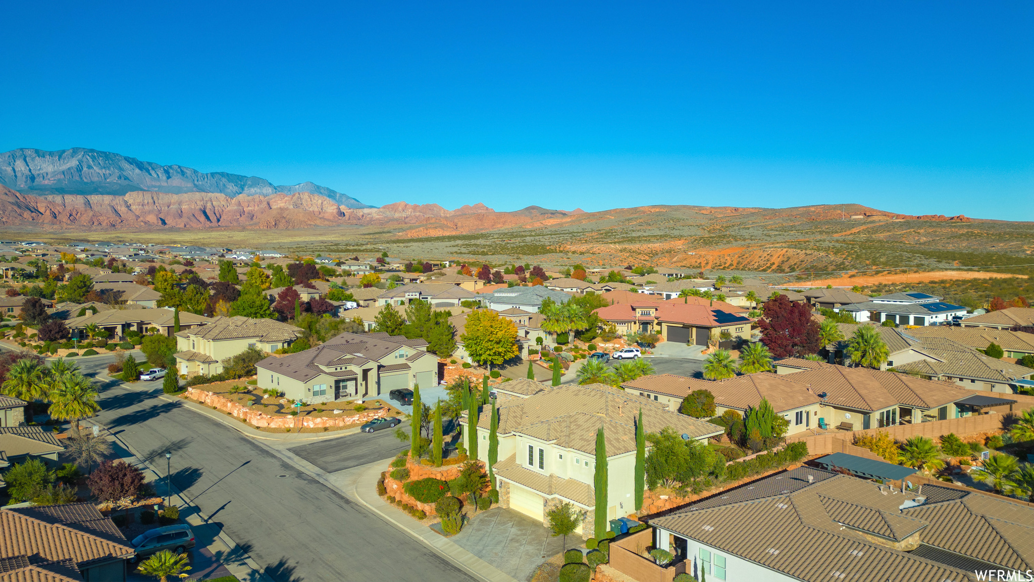 Aerial view with a mountain view