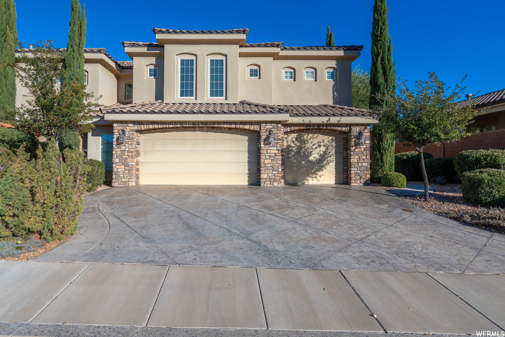 Mediterranean / spanish house with a garage