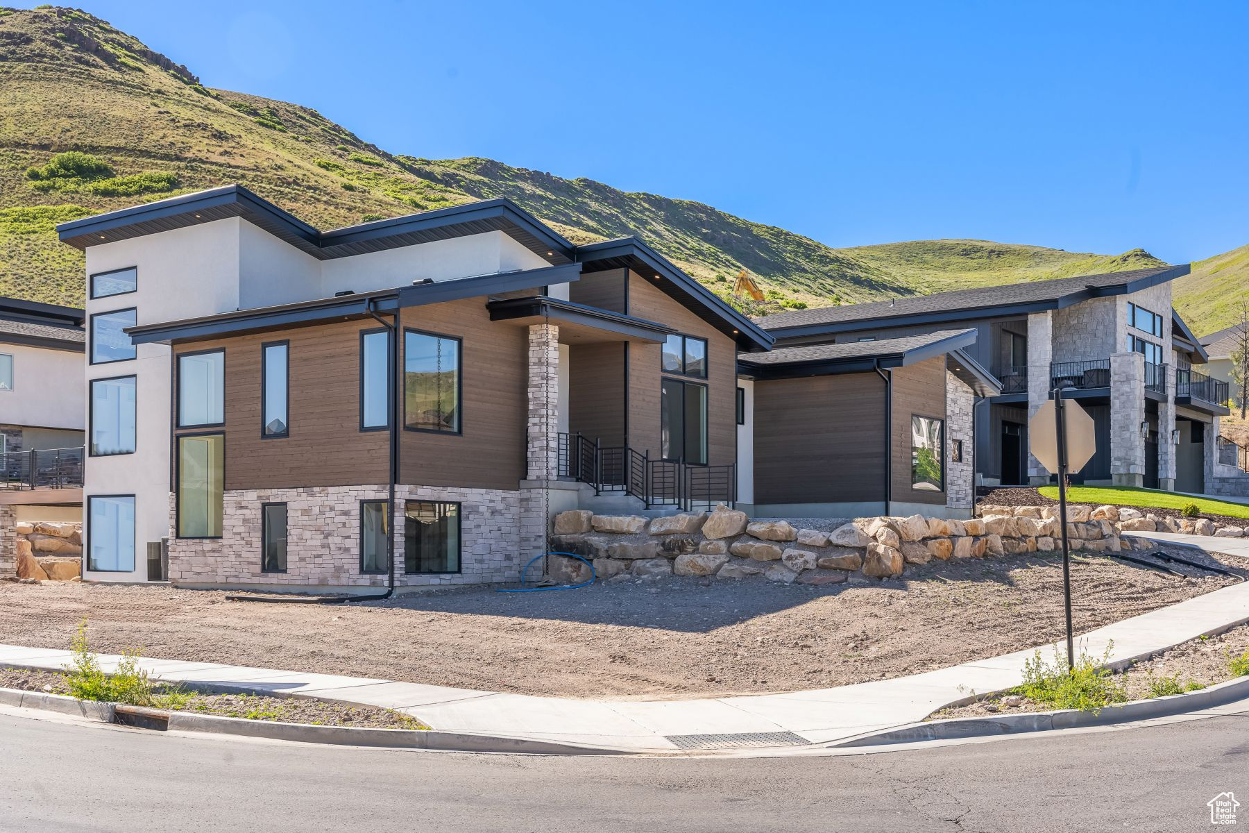 Contemporary house with a mountain view