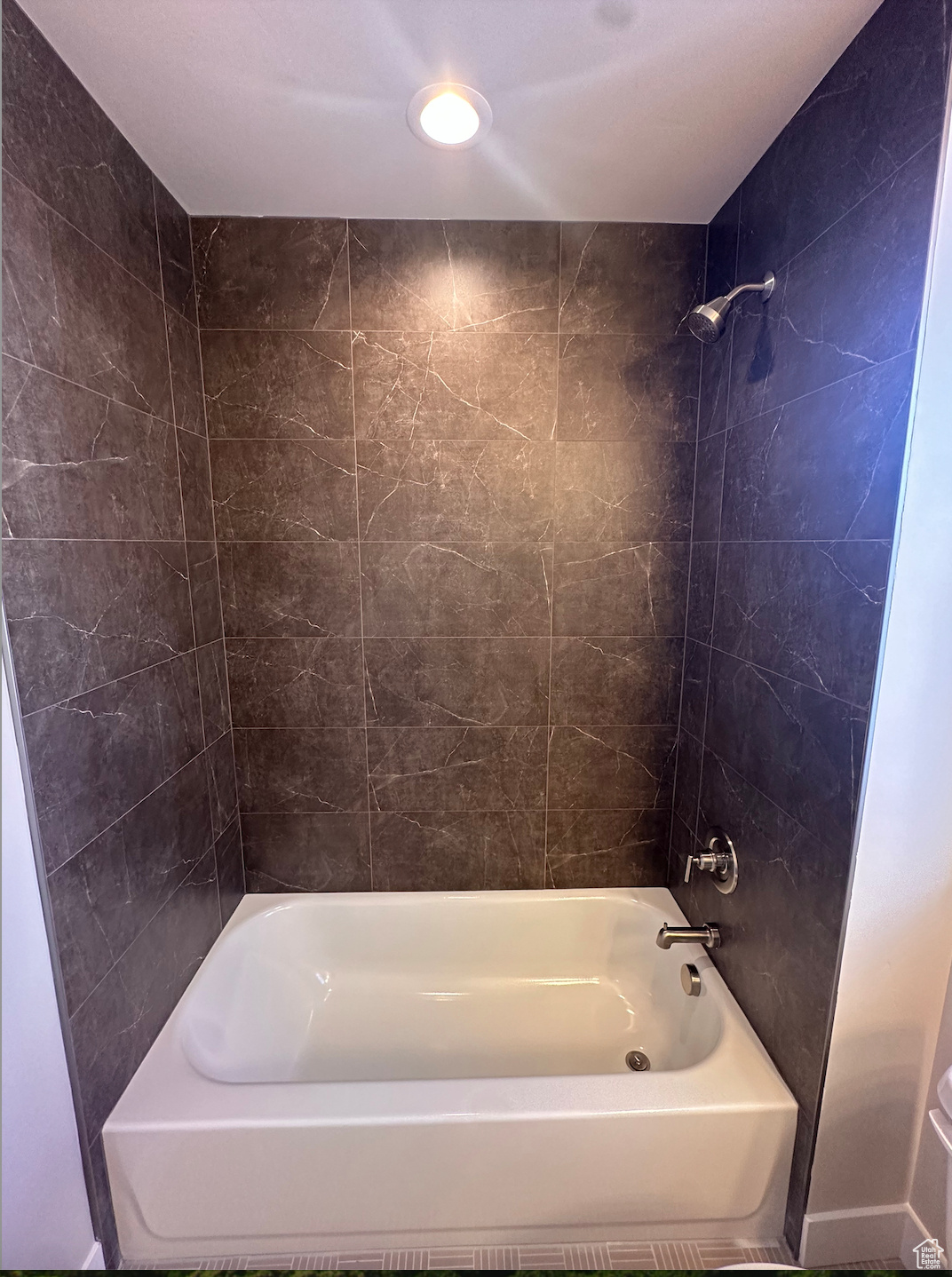 Bathroom featuring tiled shower / bath combo