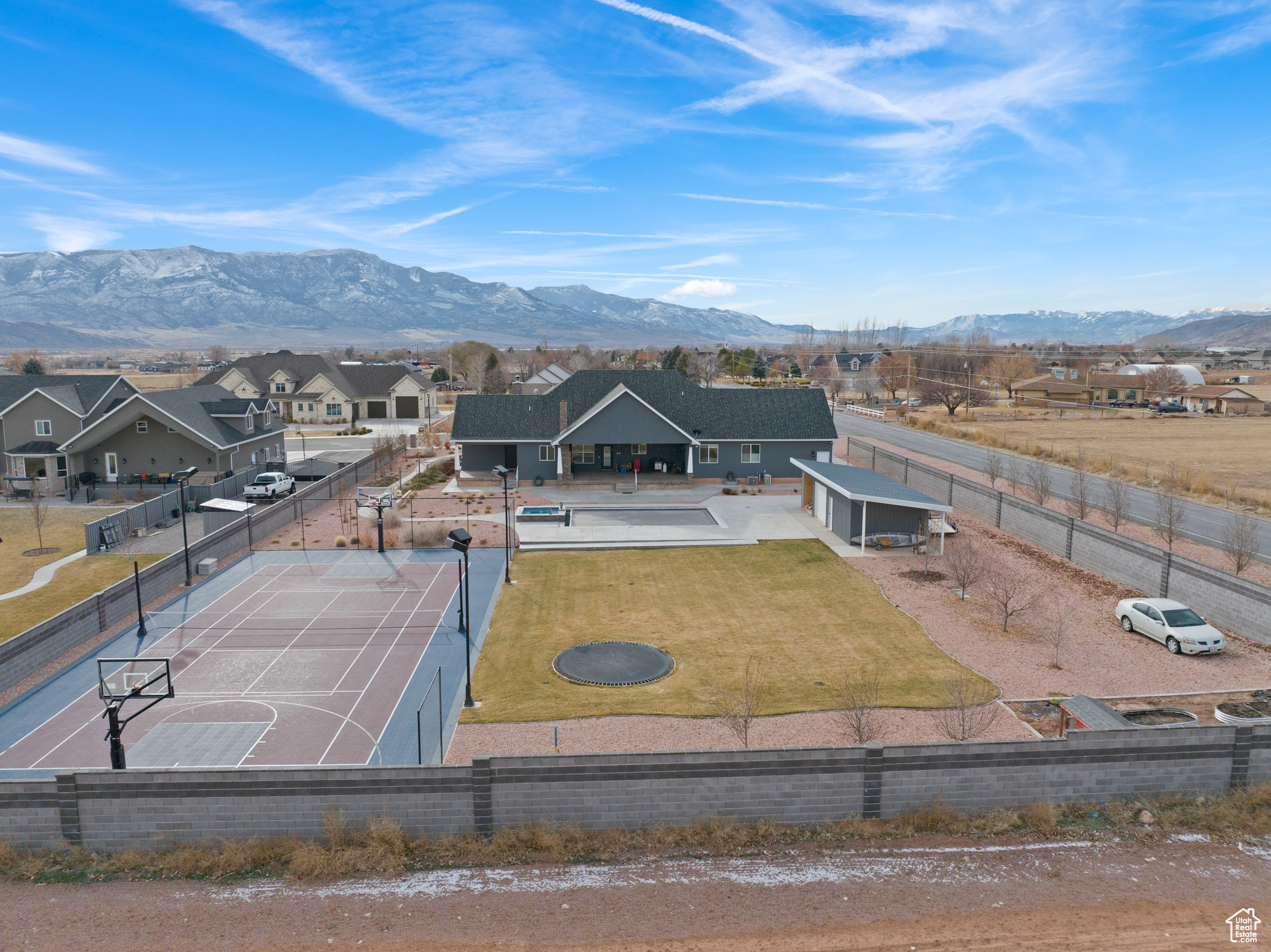 Birds eye view of property featuring a mountain view