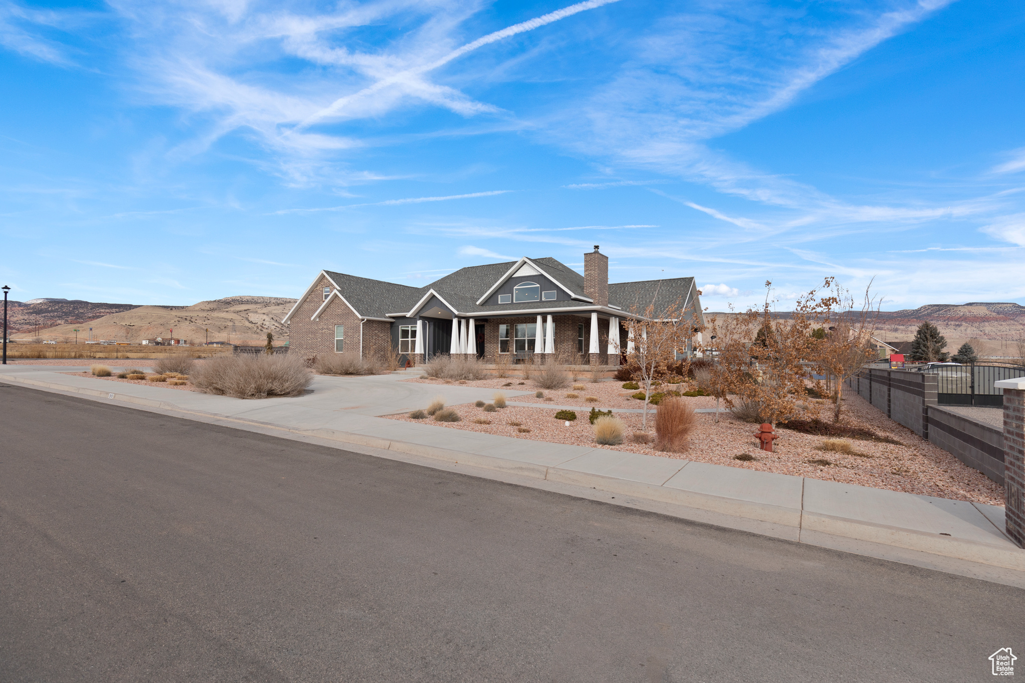 Ranch-style house with a mountain view