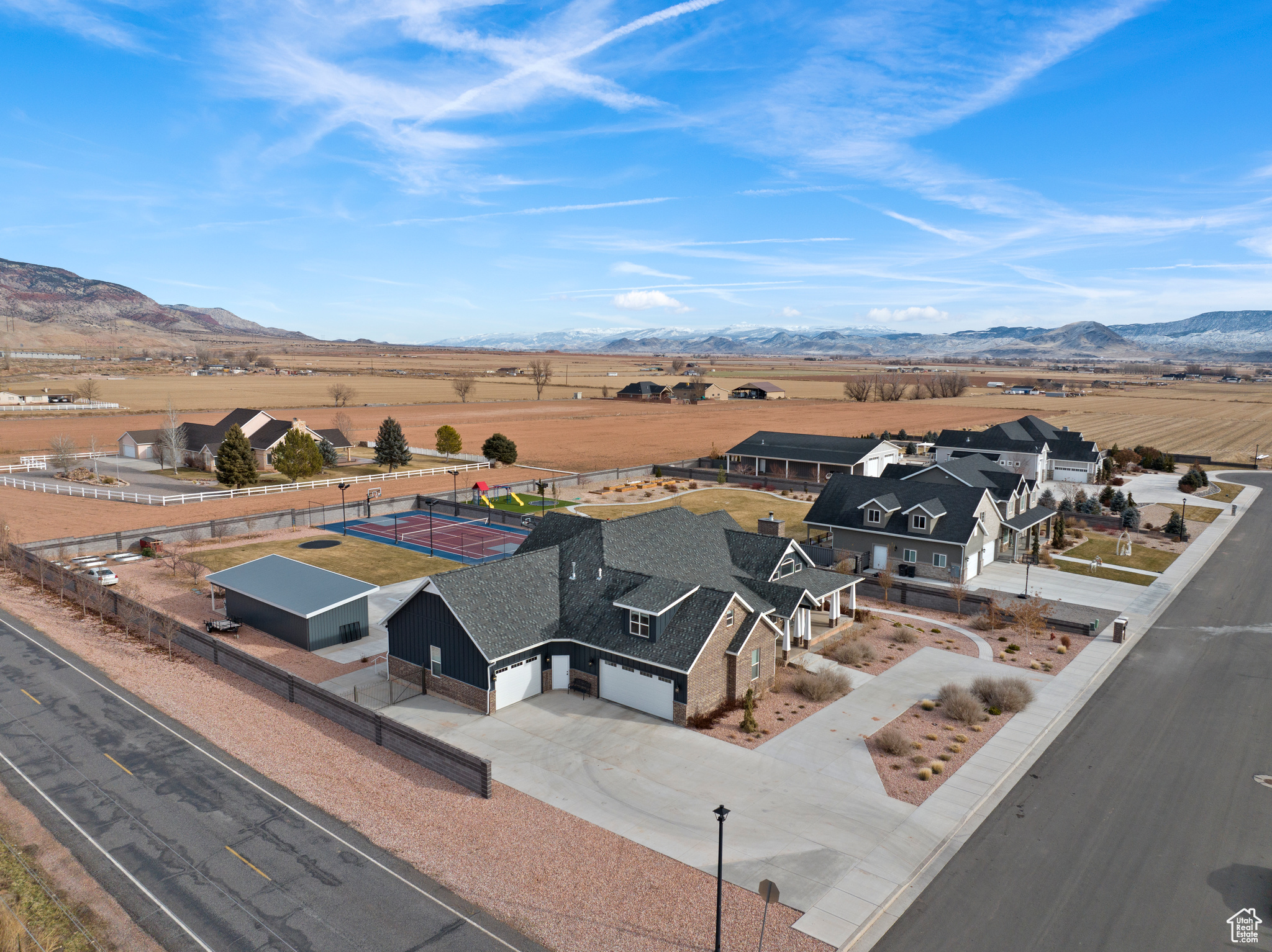 Drone / aerial view featuring a mountain view