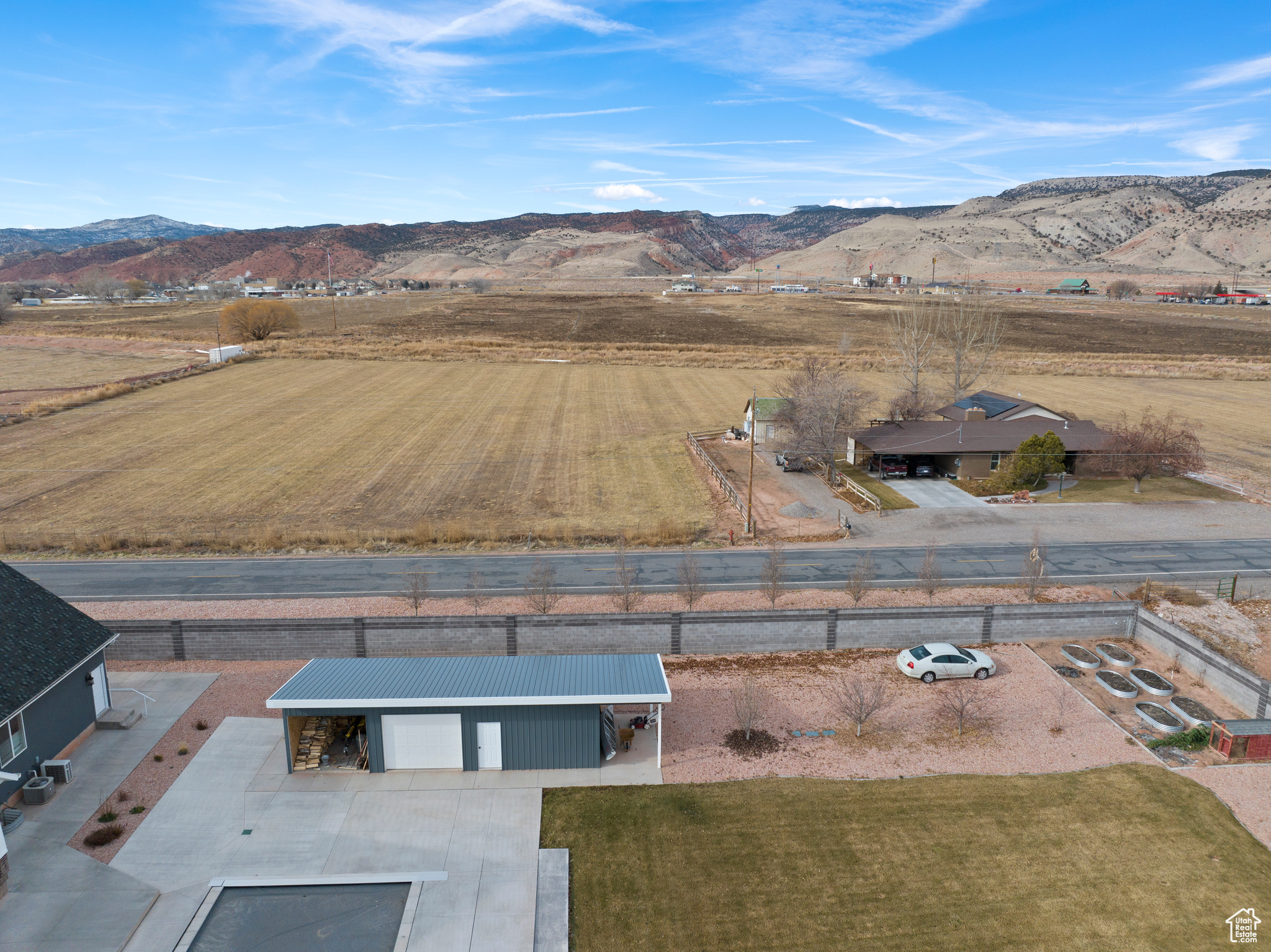 Aerial view with a mountain view