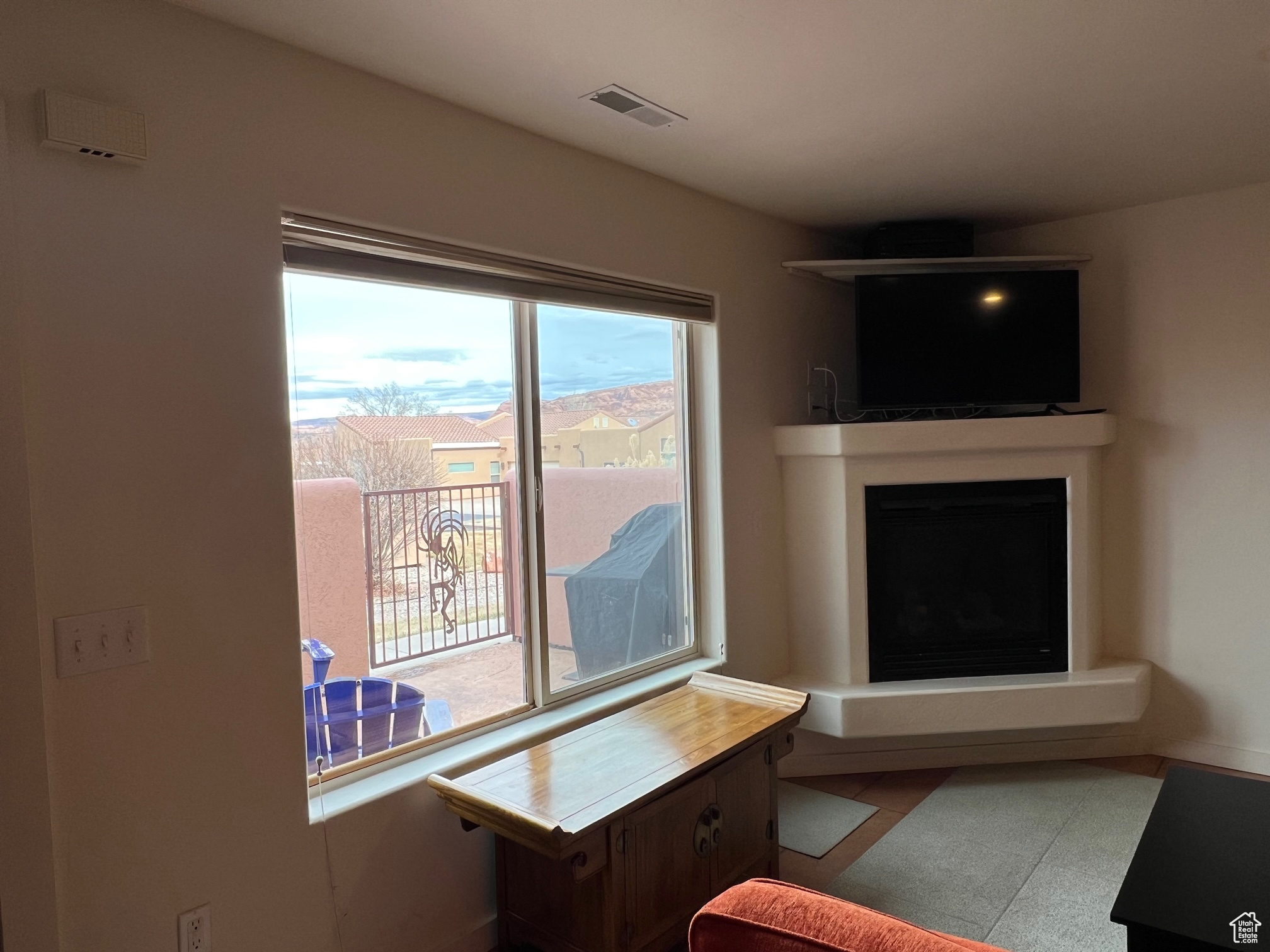 Living room featuring Mill Creek and rim views.