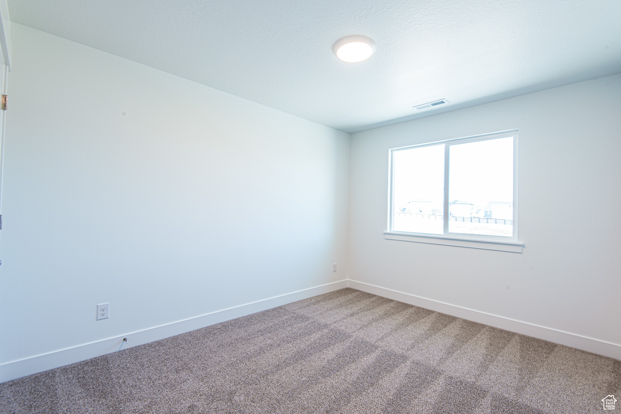 Unfurnished room with carpet flooring