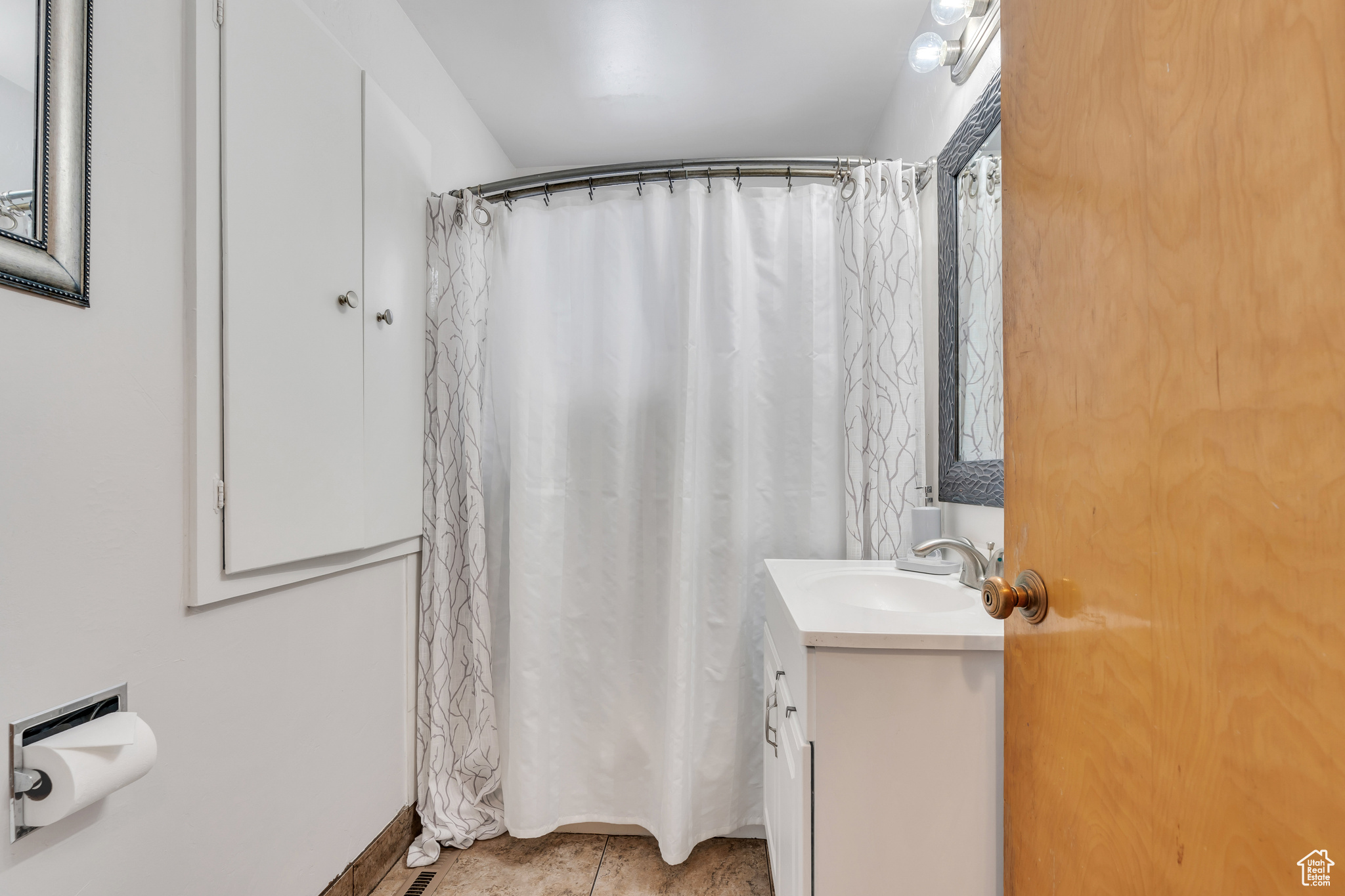 Quaint Bathroom with Tub/Shower combo