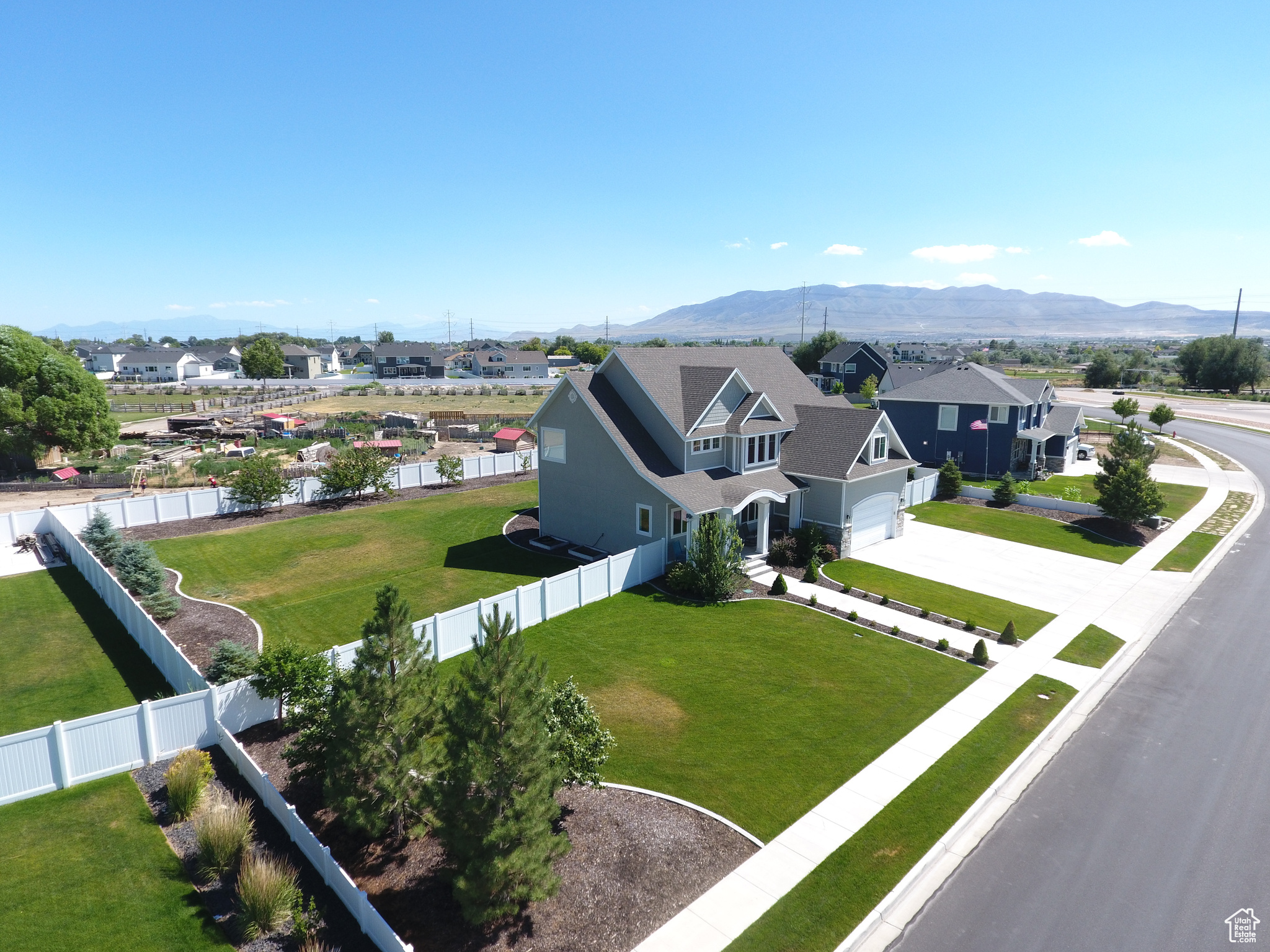 Drone / aerial view featuring a mountain view