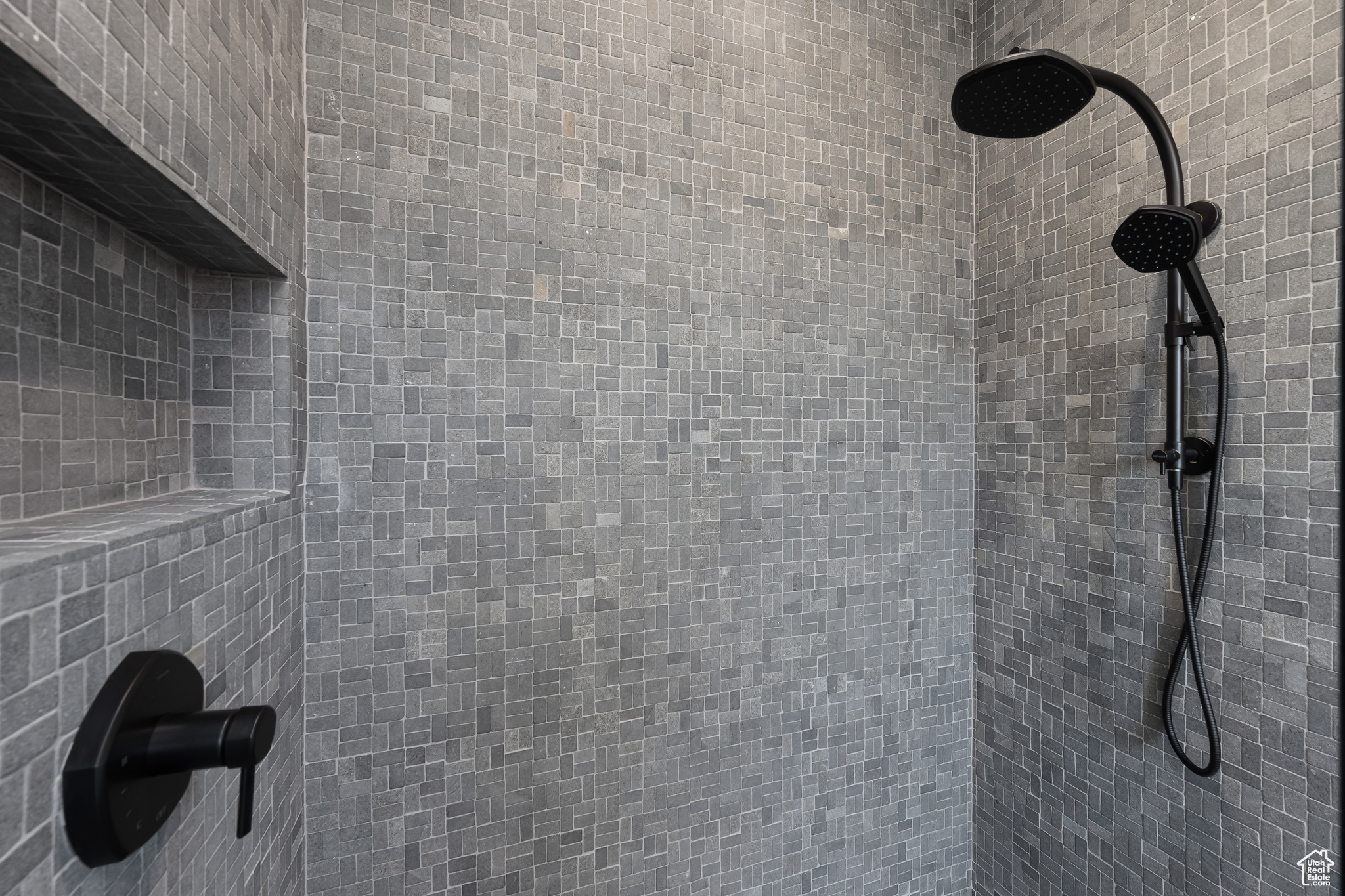 Room details with a tile shower