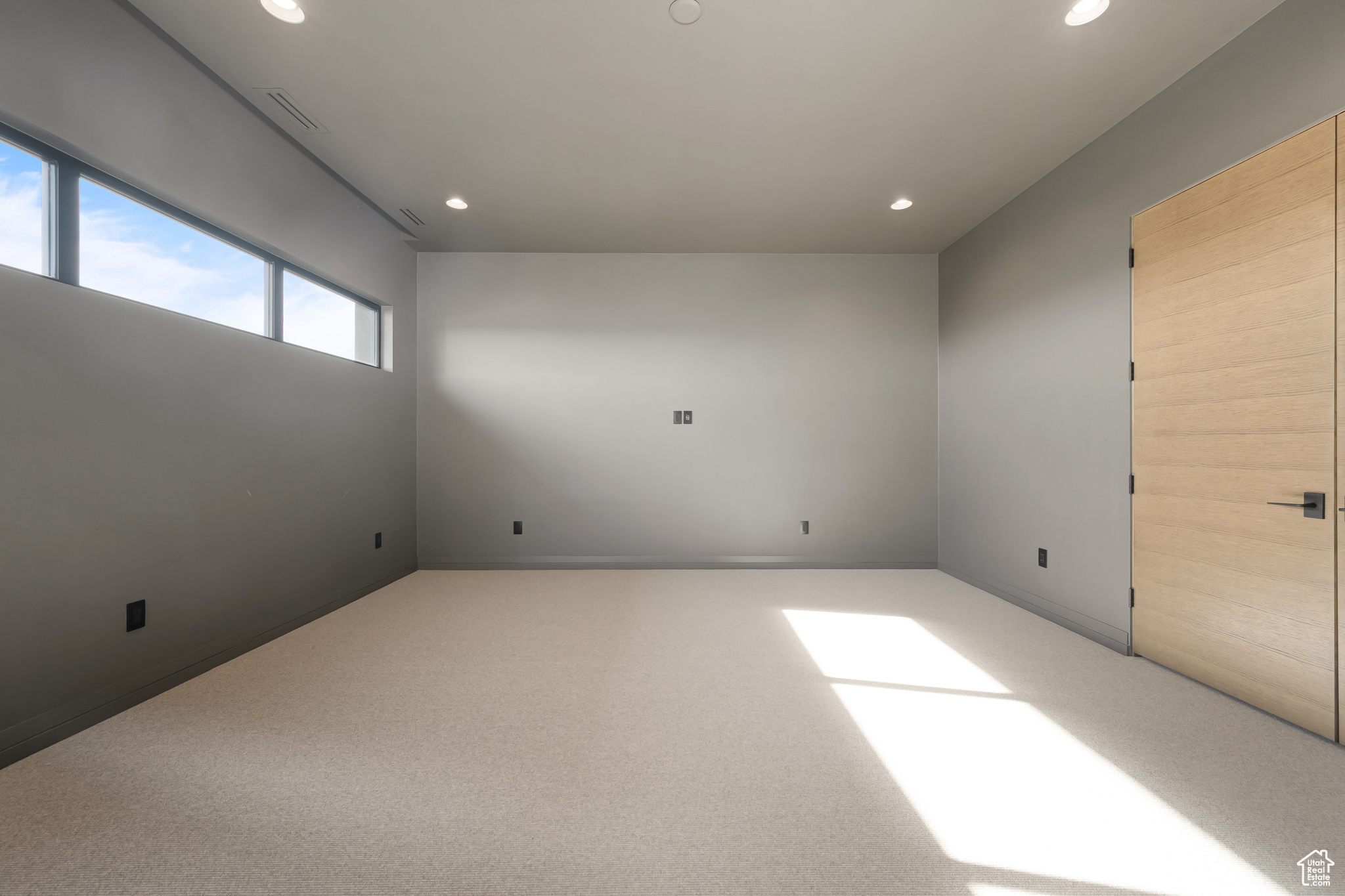 Spare room with carpet flooring