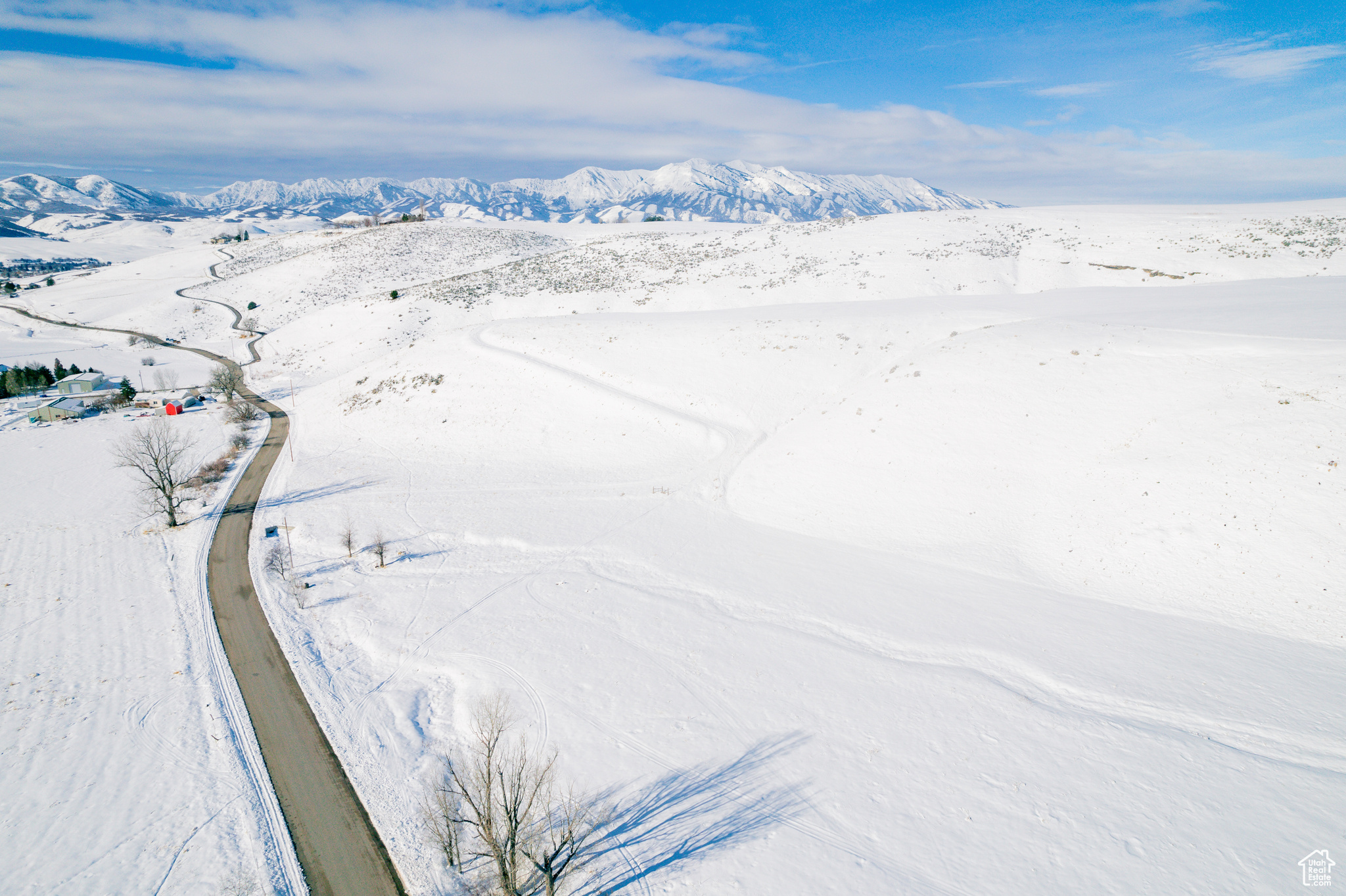 Snowy aerial view featuring a mountain view