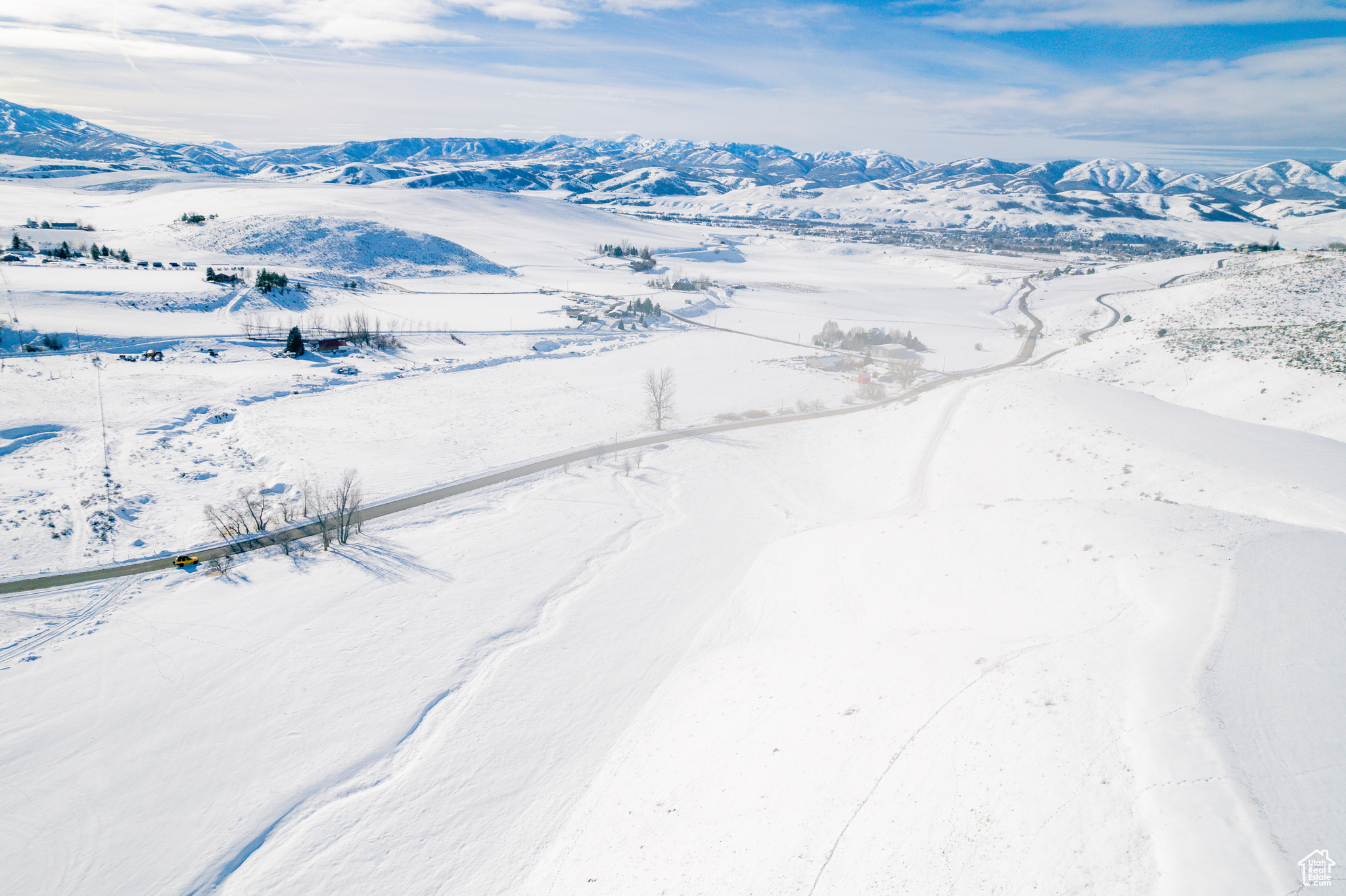 Snowy aerial view featuring a mountain view