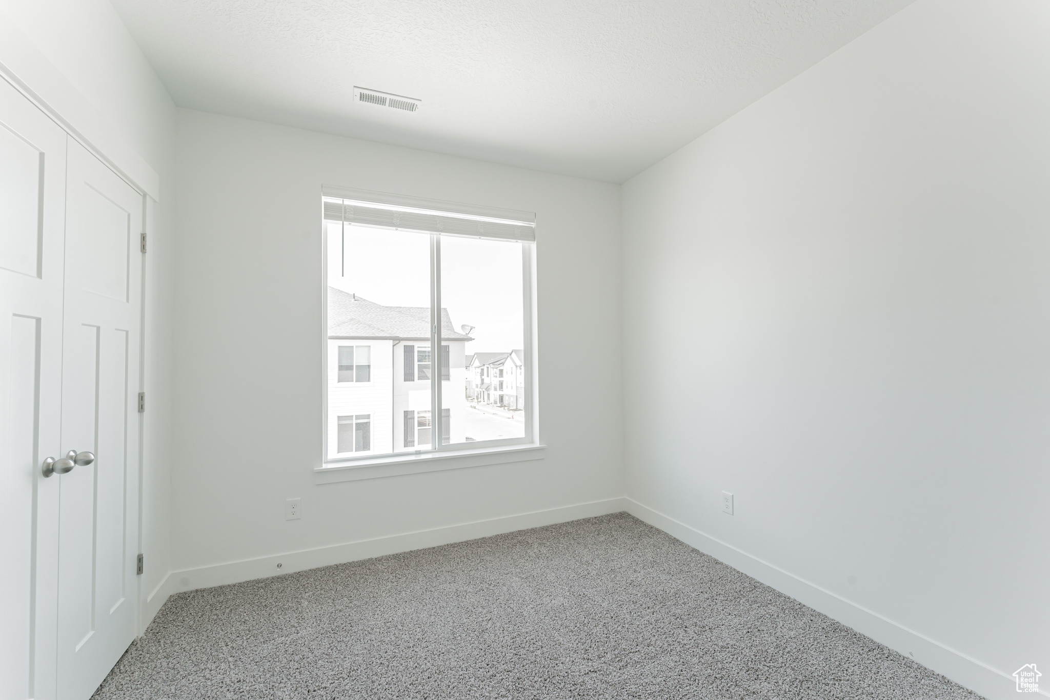 Unfurnished bedroom with carpet flooring and a closet