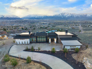 Birds eye view of property featuring a mountain view