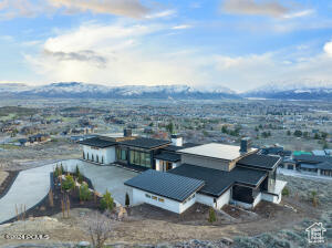 Aerial view with a mountain view