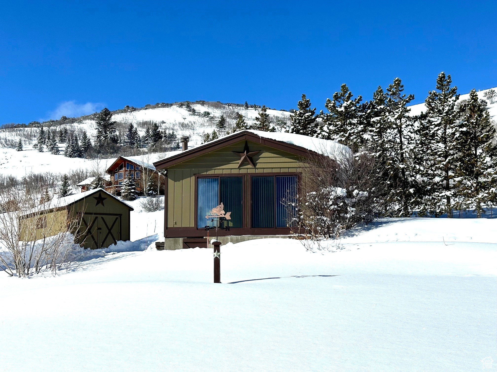 925 Hillside Dr Garden City UT 84028 325,000