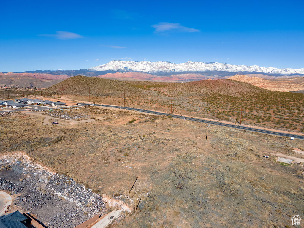 Aerial view with a mountain view