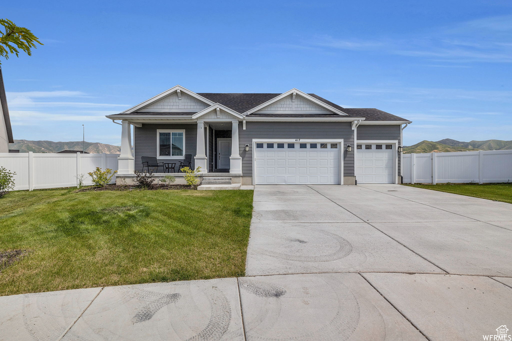 View of front of home featuring a front lawn and a garage